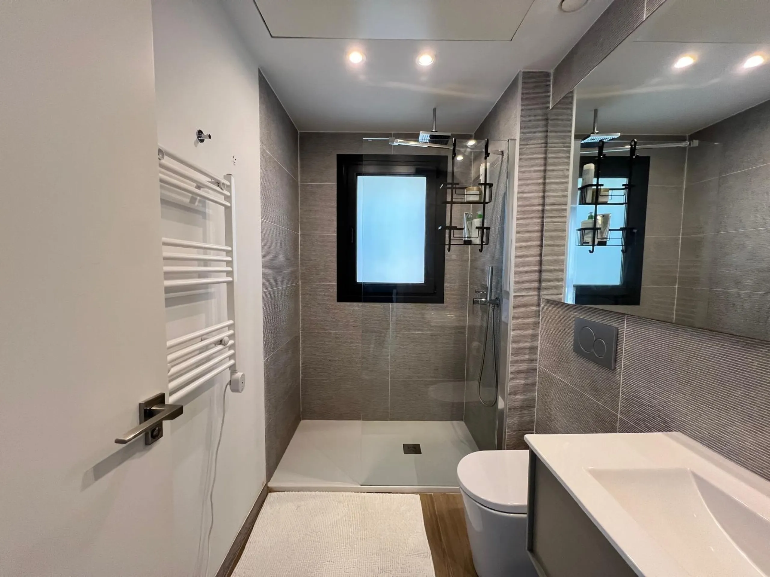 VILLA OBRA NUEVA! 3 DORMITORIOS. 3 BAÑOS. PARCELA 200 M2. PISCINA PROPIA. SOLARIUM. GARAJE.