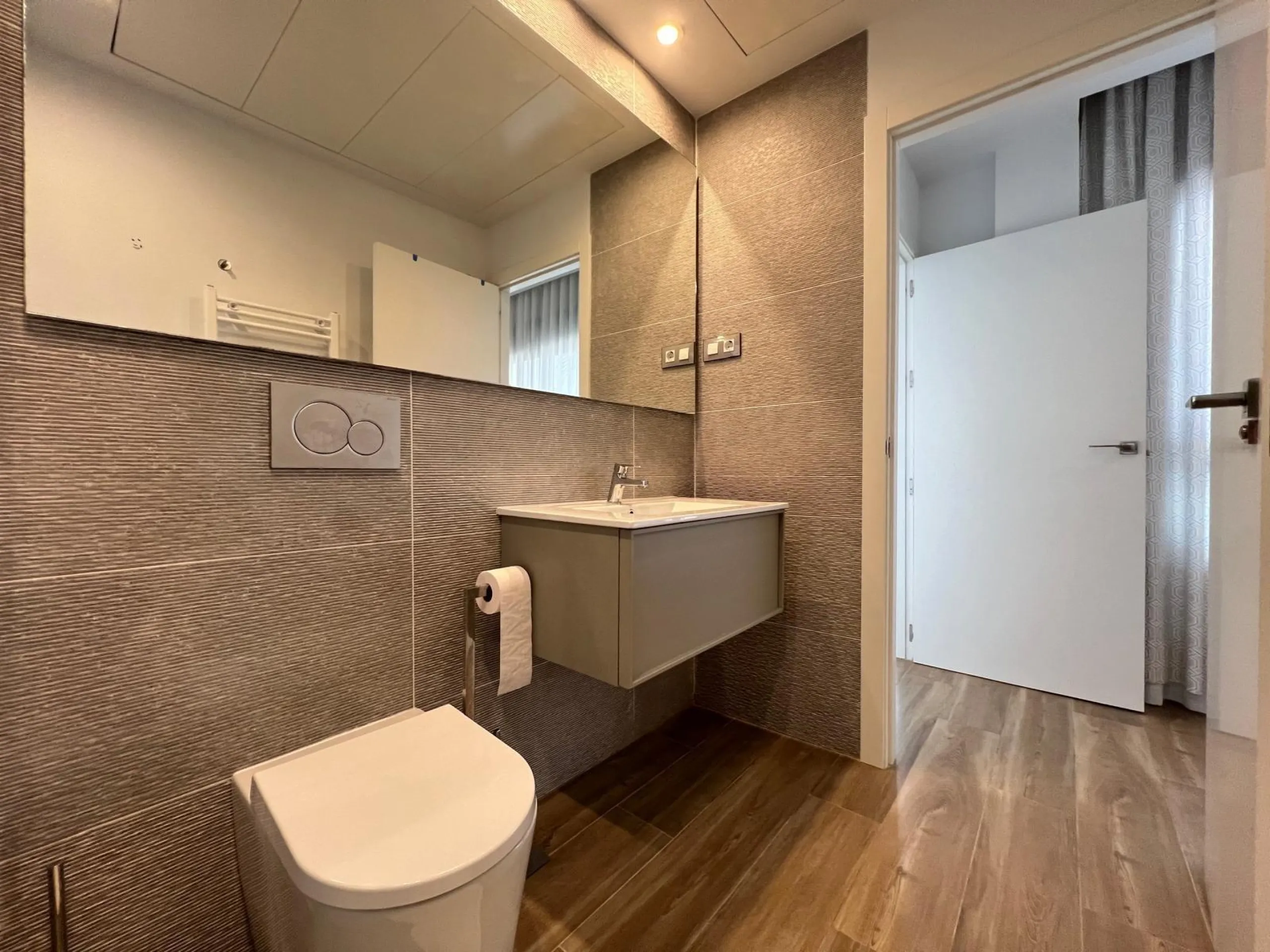 VILLA OBRA NUEVA! 3 DORMITORIOS. 3 BAÑOS. PARCELA 200 M2. PISCINA PROPIA. SOLARIUM. GARAJE.