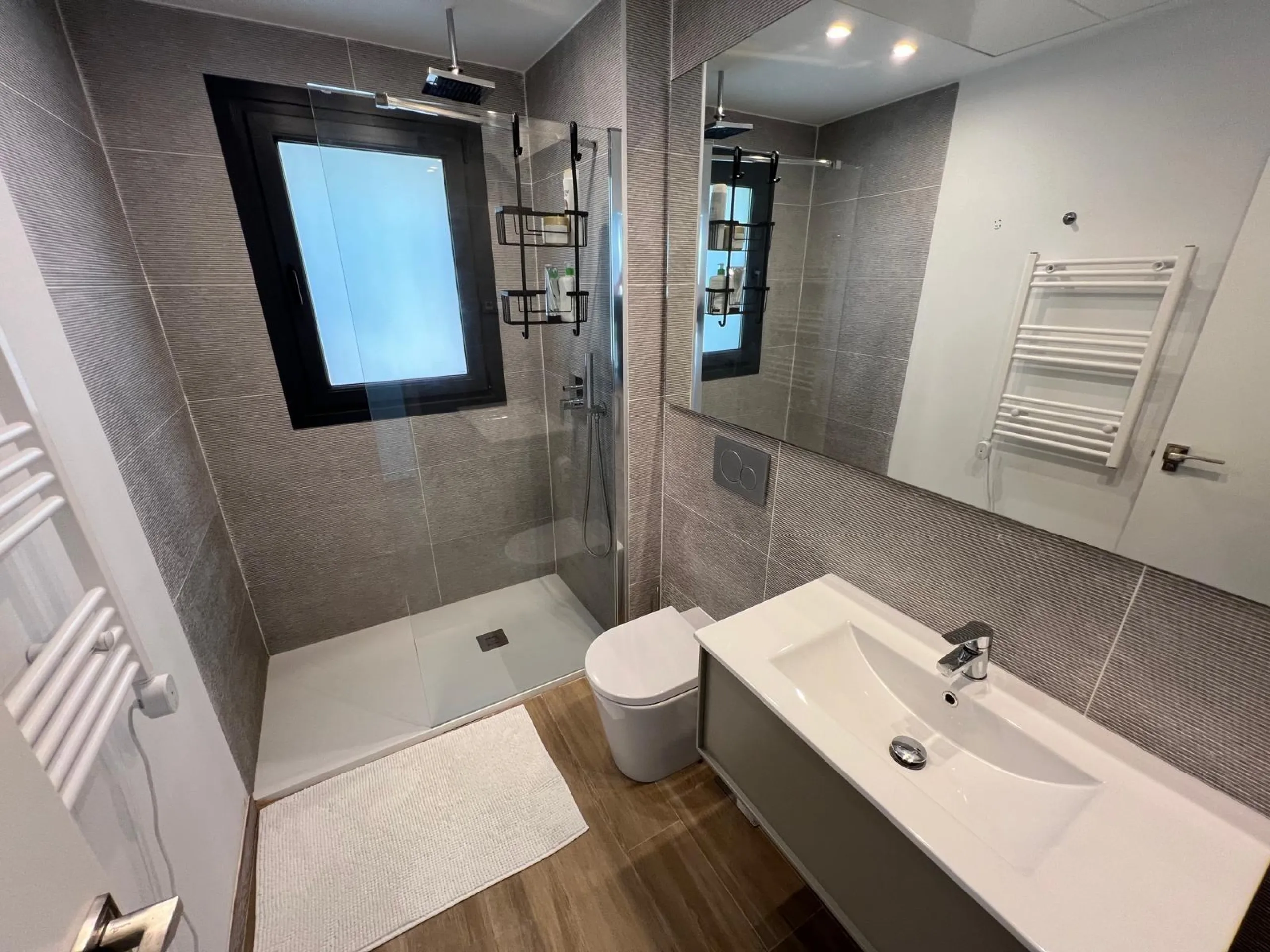 VILLA OBRA NUEVA! 3 DORMITORIOS. 3 BAÑOS. PARCELA 200 M2. PISCINA PROPIA. SOLARIUM. GARAJE.