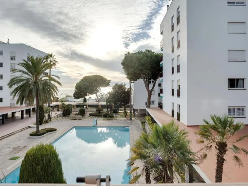 Bright Apartment with Terrace and Pool in the Beach Area of Sant Andreu de Llavaneres, Next to Port Balís
