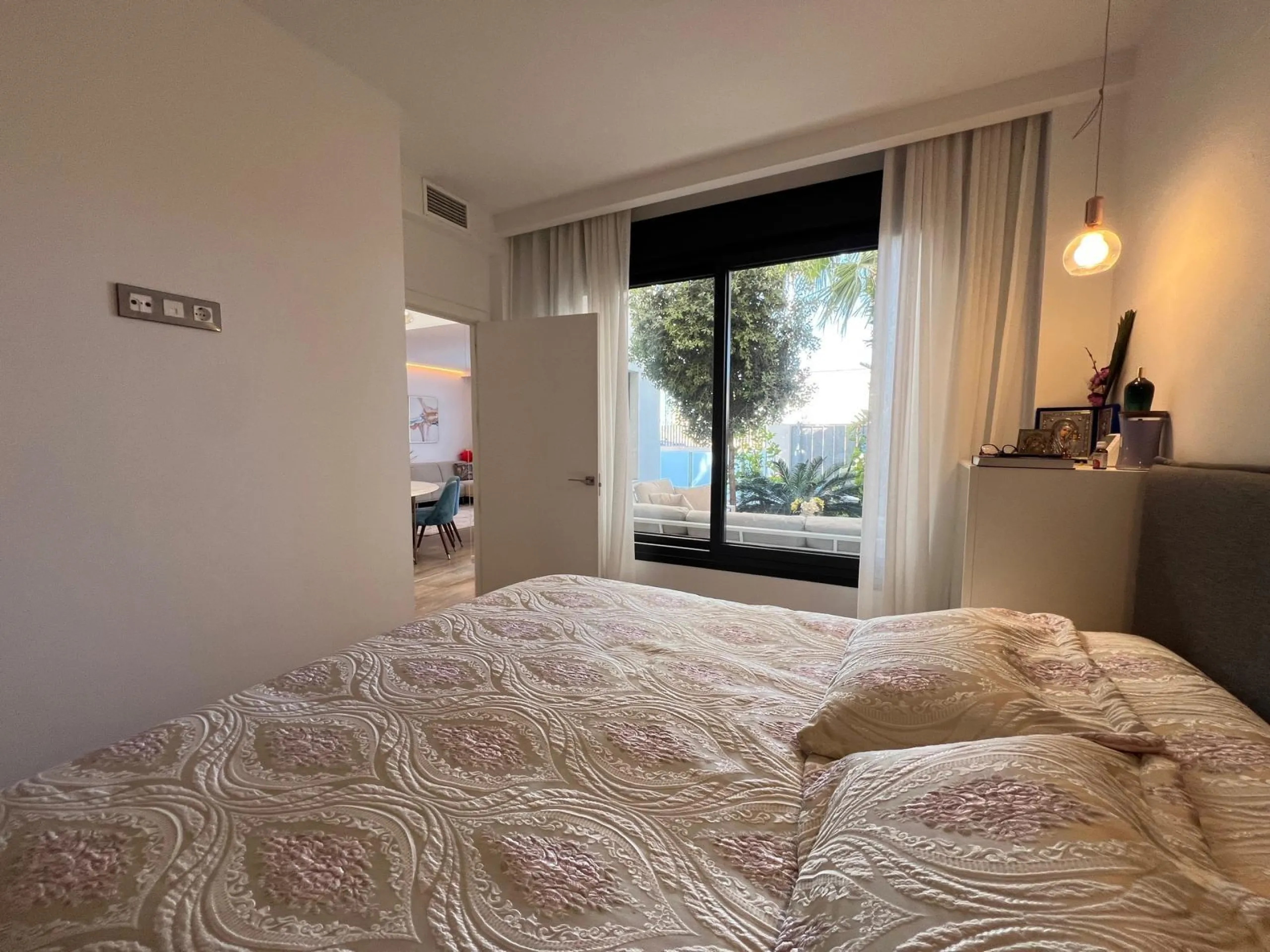 VILLA OBRA NUEVA! 3 DORMITORIOS. 3 BAÑOS. PARCELA 200 M2. PISCINA PROPIA. SOLARIUM. GARAJE.