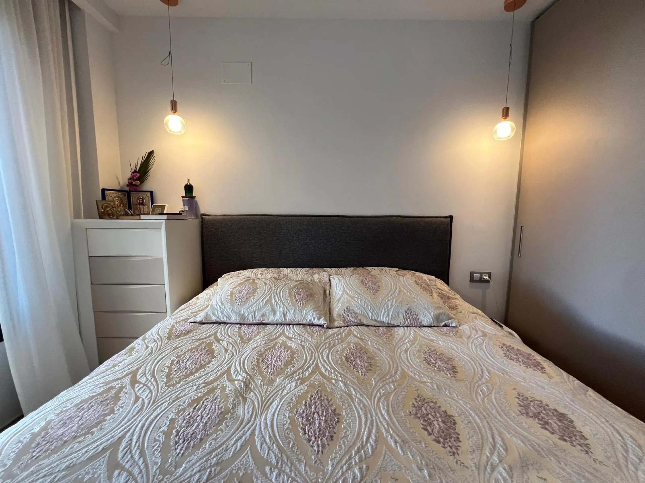 VILLA OBRA NUEVA! 3 DORMITORIOS. 3 BAÑOS. PARCELA 200 M2. PISCINA PROPIA. SOLARIUM. GARAJE.