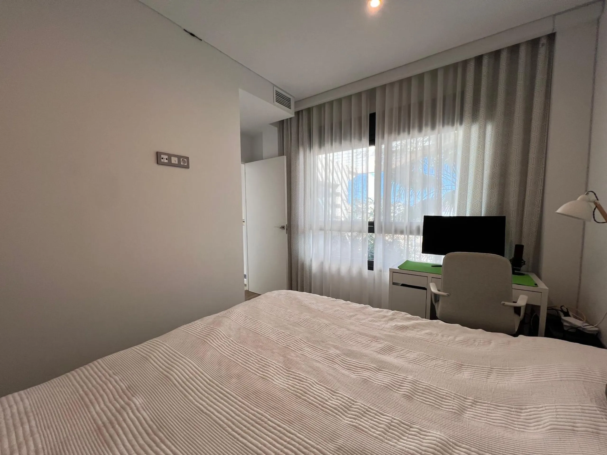 VILLA OBRA NUEVA! 3 DORMITORIOS. 3 BAÑOS. PARCELA 200 M2. PISCINA PROPIA. SOLARIUM. GARAJE.