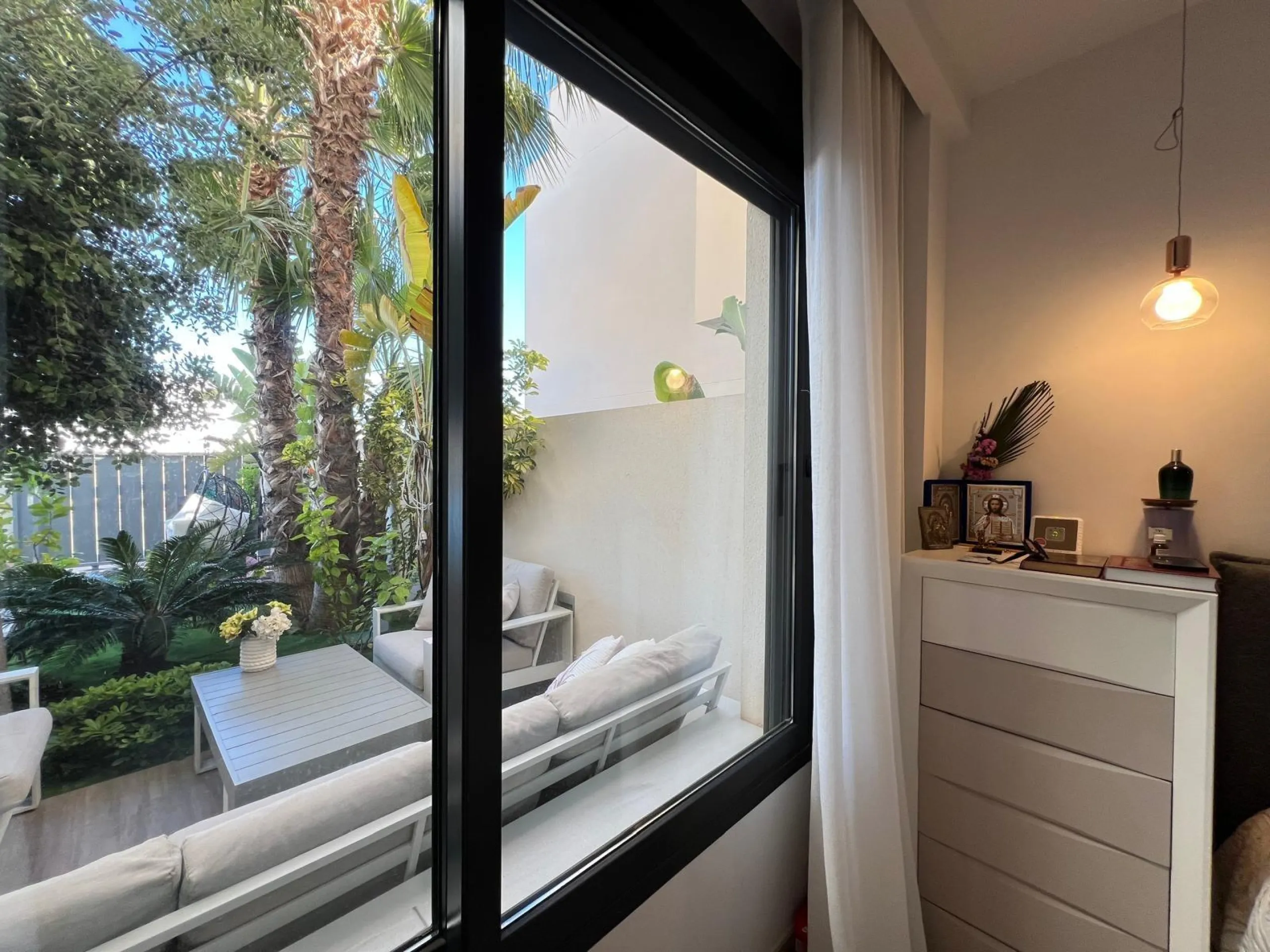VILLA OBRA NUEVA! 3 DORMITORIOS. 3 BAÑOS. PARCELA 200 M2. PISCINA PROPIA. SOLARIUM. GARAJE.