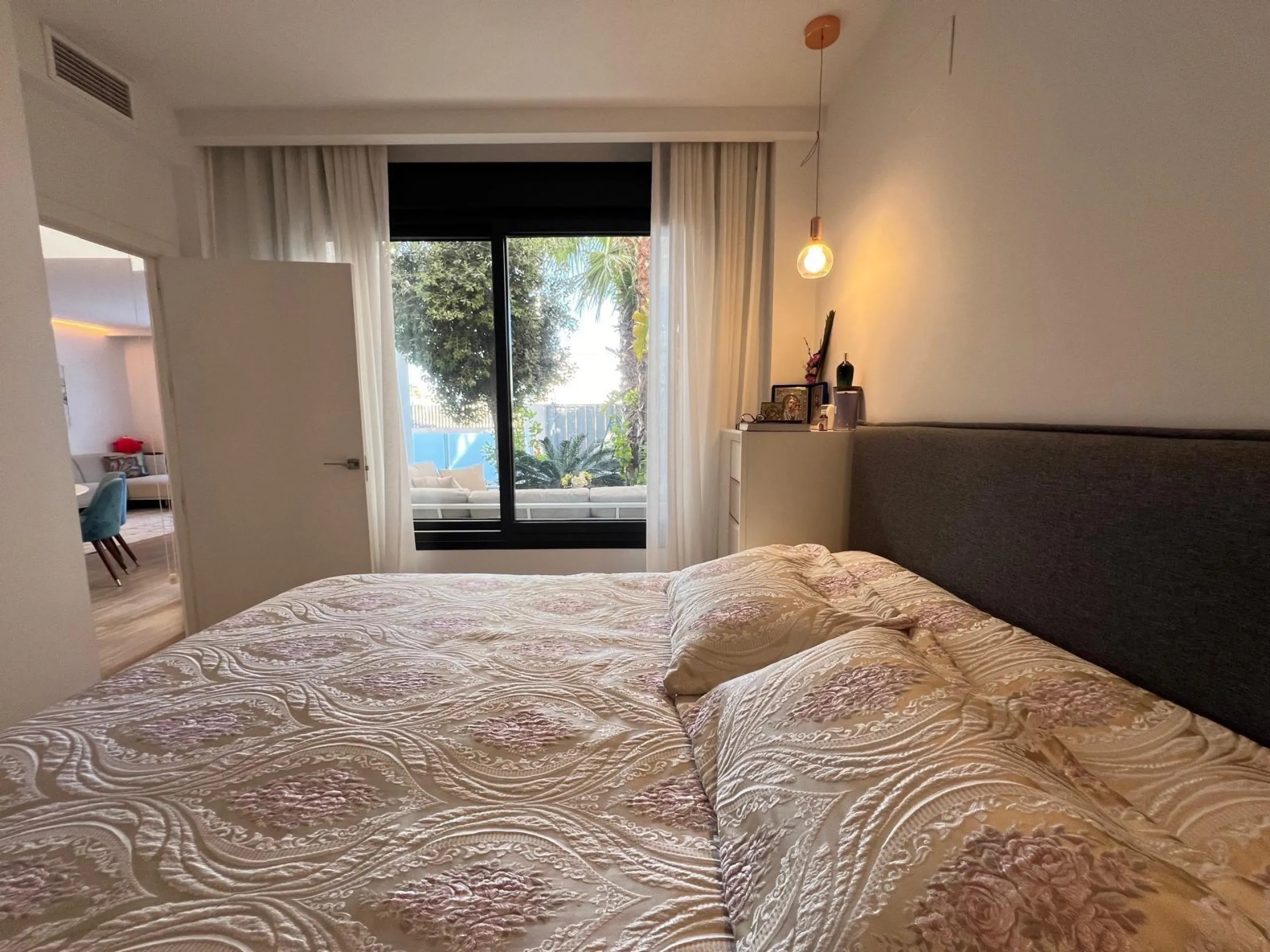 VILLA OBRA NUEVA! 3 DORMITORIOS. 3 BAÑOS. PARCELA 200 M2. PISCINA PROPIA. SOLARIUM. GARAJE.
