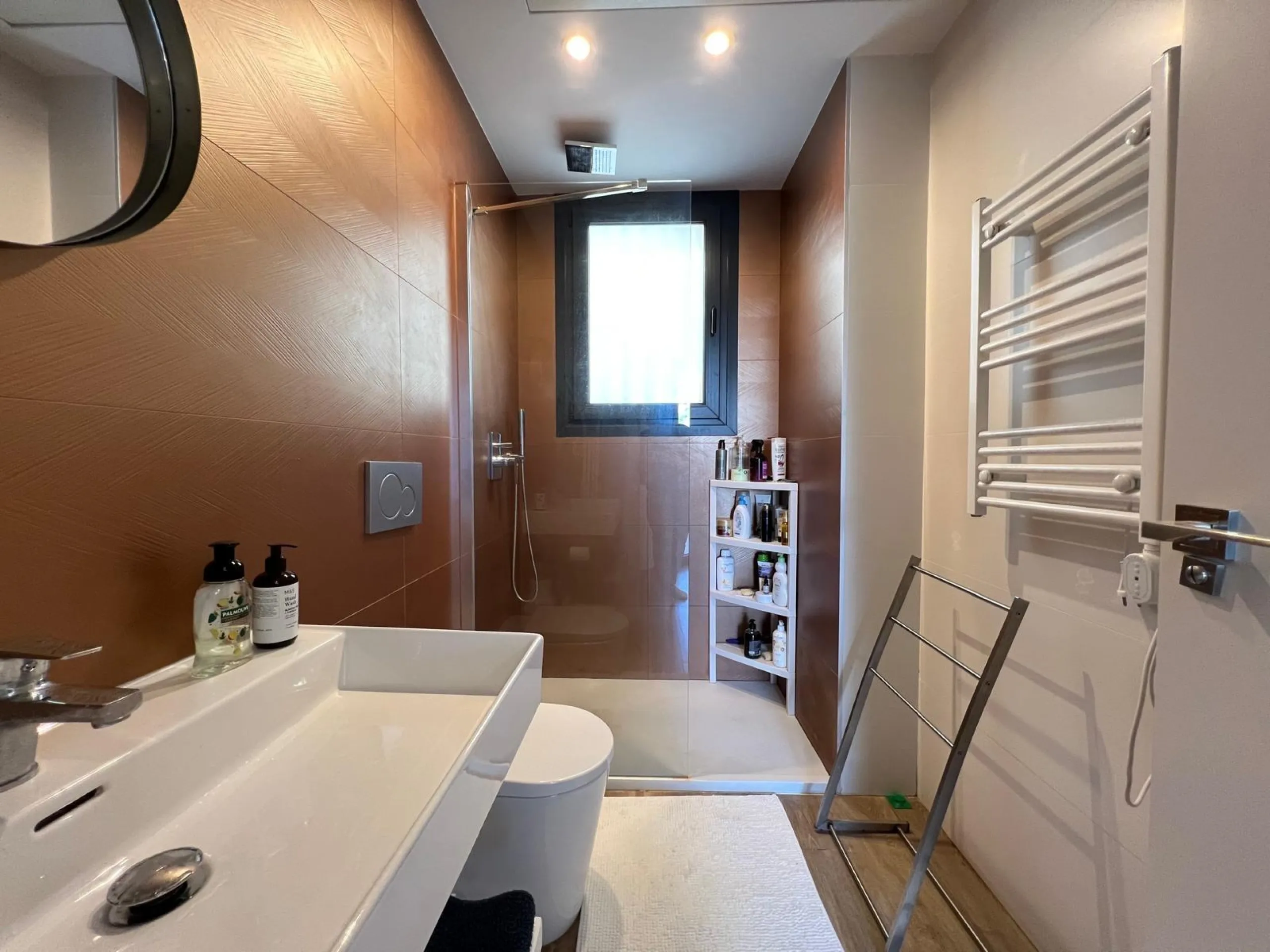 VILLA OBRA NUEVA! 3 DORMITORIOS. 3 BAÑOS. PARCELA 200 M2. PISCINA PROPIA. SOLARIUM. GARAJE.