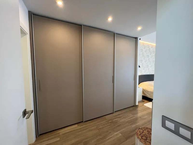 VILLA OBRA NUEVA! 3 DORMITORIOS. 3 BAÑOS. PARCELA 200 M2. PISCINA PROPIA. SOLARIUM. GARAJE.