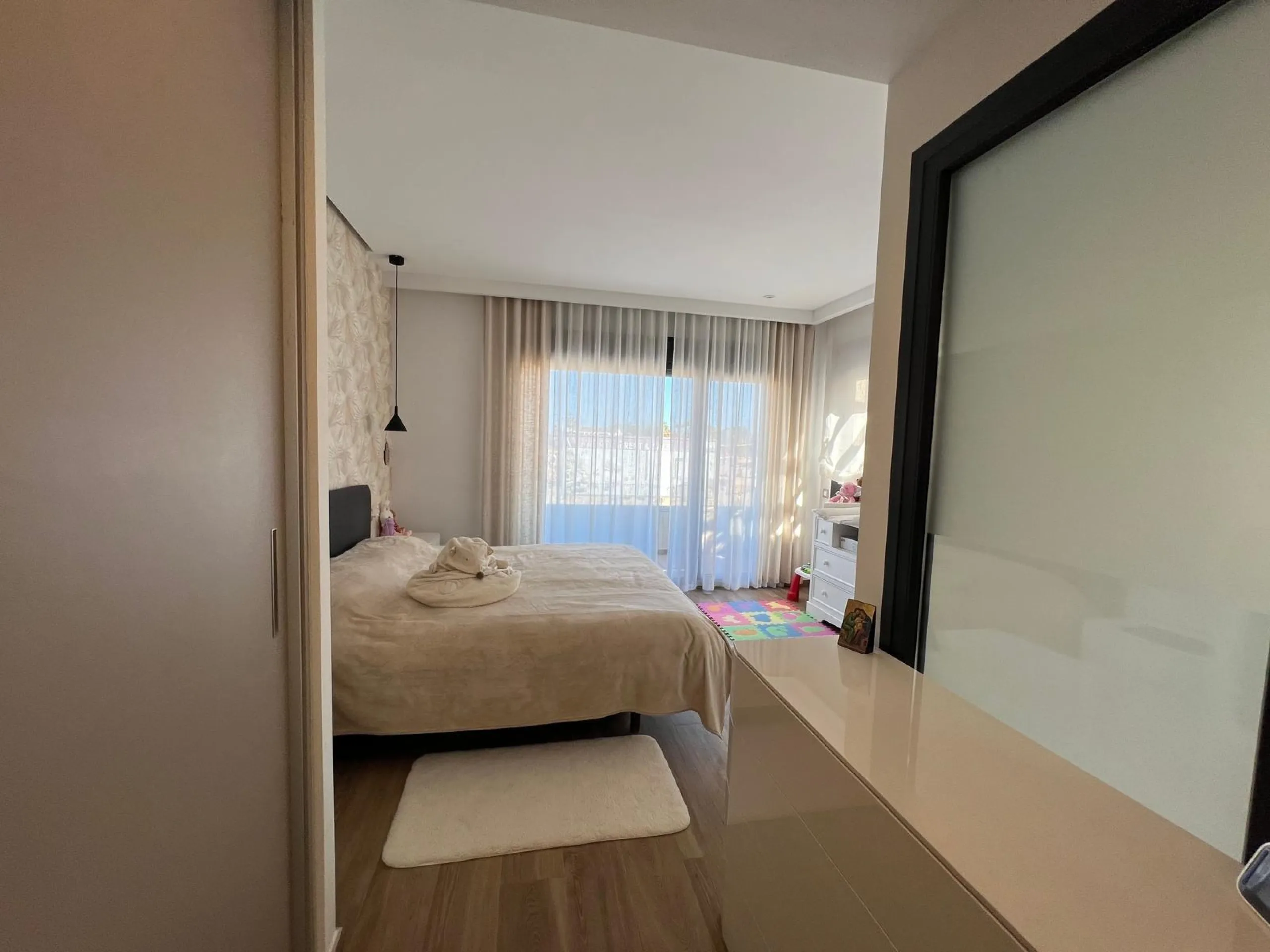 VILLA OBRA NUEVA! 3 DORMITORIOS. 3 BAÑOS. PARCELA 200 M2. PISCINA PROPIA. SOLARIUM. GARAJE.