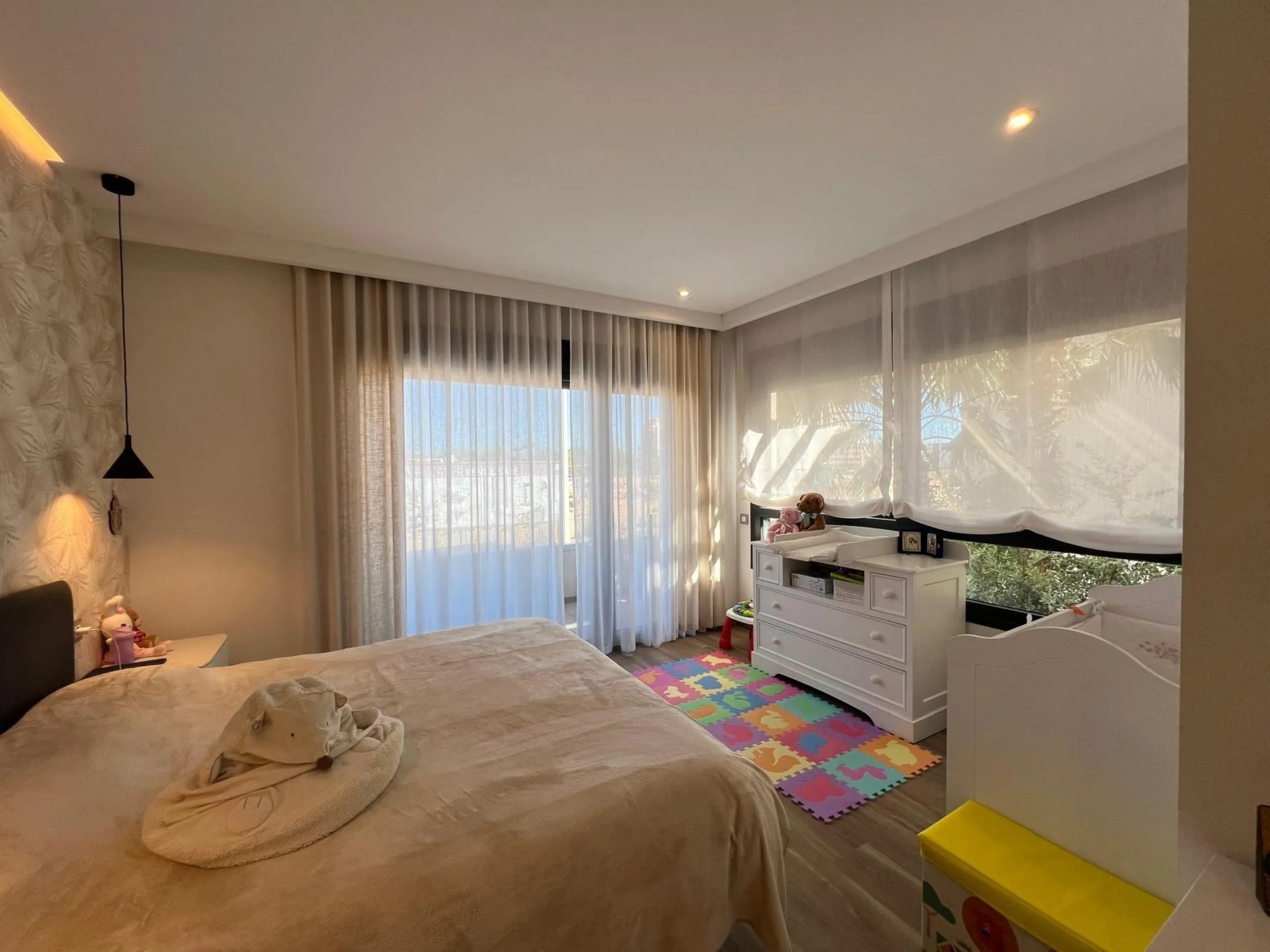 VILLA OBRA NUEVA! 3 DORMITORIOS. 3 BAÑOS. PARCELA 200 M2. PISCINA PROPIA. SOLARIUM. GARAJE.