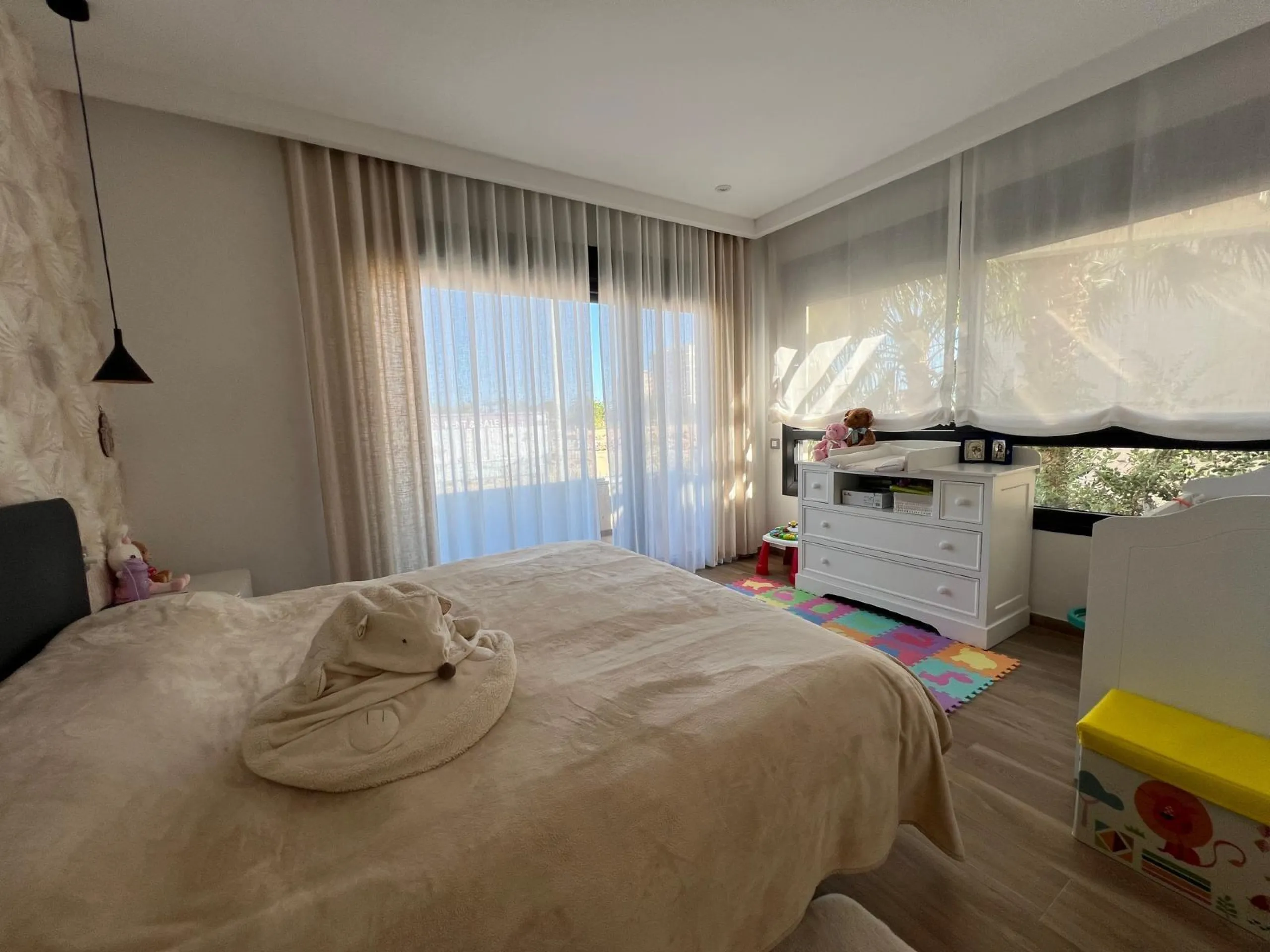 VILLA OBRA NUEVA! 3 DORMITORIOS. 3 BAÑOS. PARCELA 200 M2. PISCINA PROPIA. SOLARIUM. GARAJE.