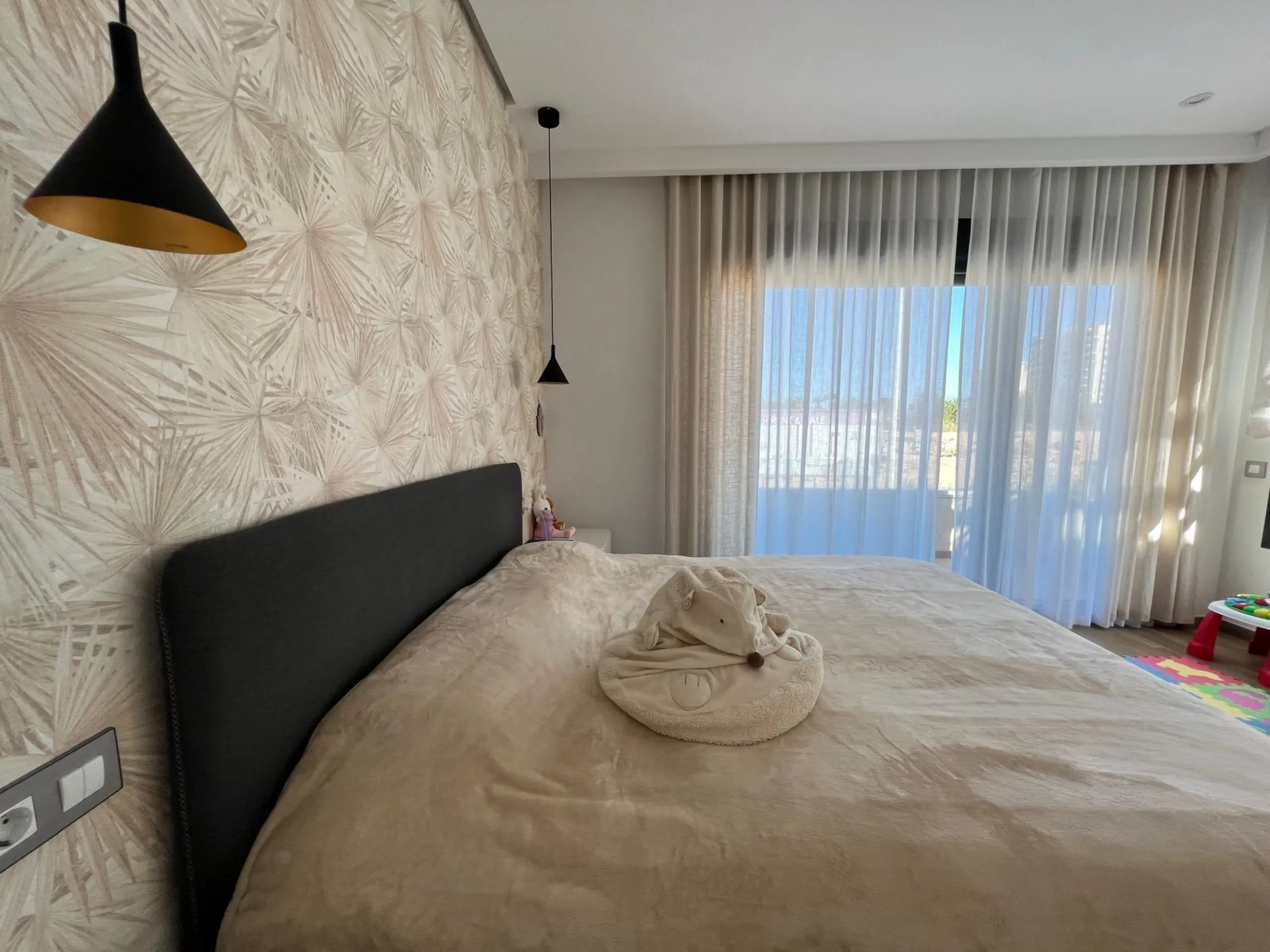 VILLA OBRA NUEVA! 3 DORMITORIOS. 3 BAÑOS. PARCELA 200 M2. PISCINA PROPIA. SOLARIUM. GARAJE.