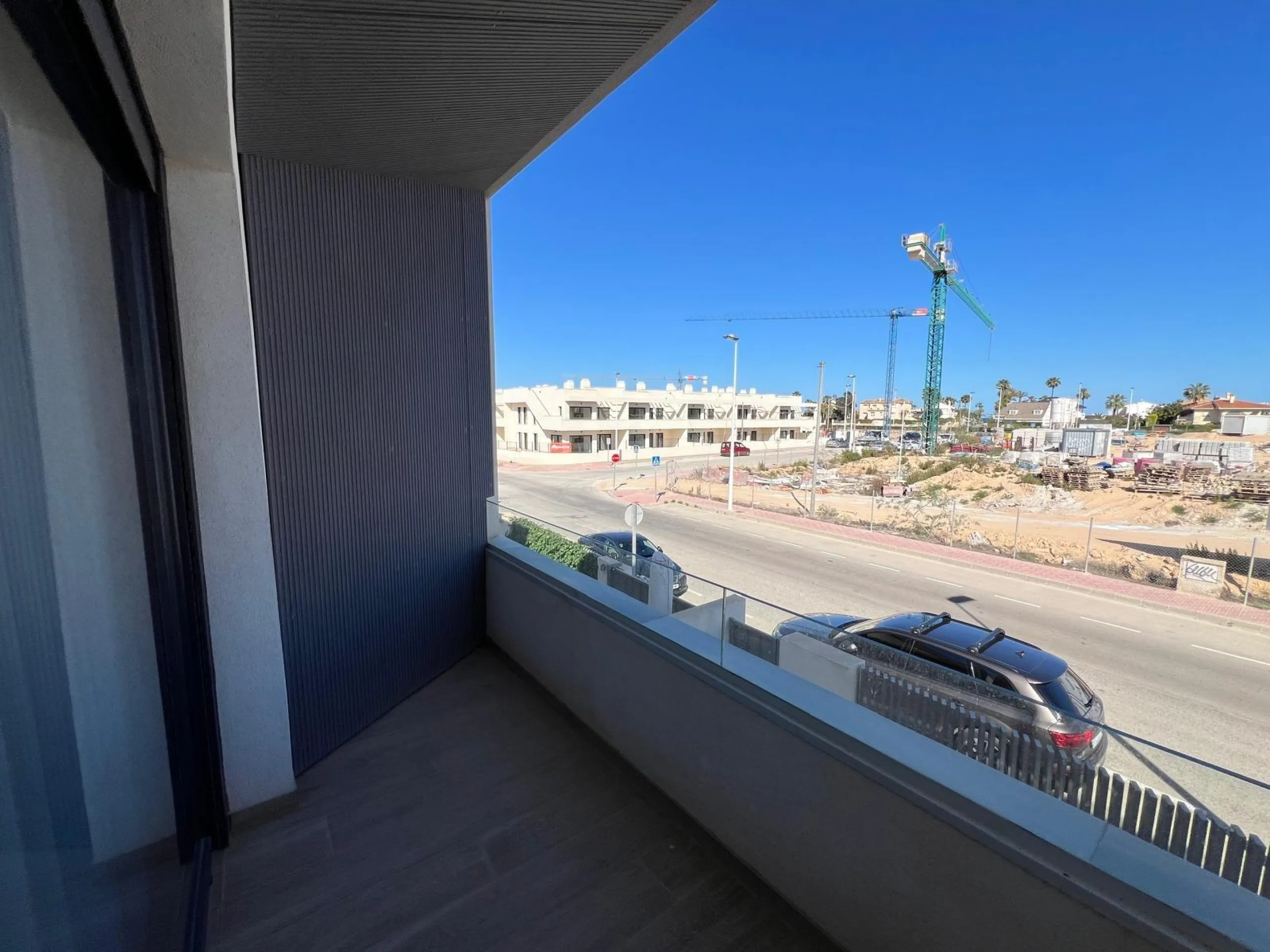 VILLA OBRA NUEVA! 3 DORMITORIOS. 3 BAÑOS. PARCELA 200 M2. PISCINA PROPIA. SOLARIUM. GARAJE.