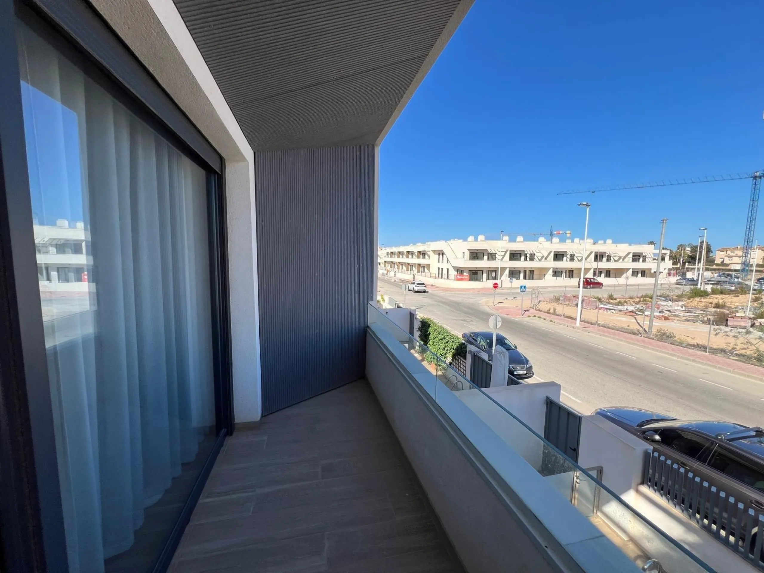 VILLA OBRA NUEVA! 3 DORMITORIOS. 3 BAÑOS. PARCELA 200 M2. PISCINA PROPIA. SOLARIUM. GARAJE.