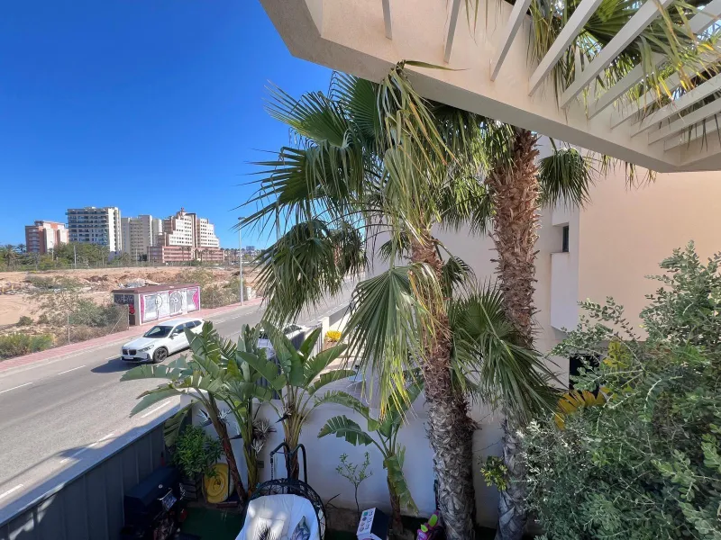 VILLA OBRA NUEVA! 3 DORMITORIOS. 3 BAÑOS. PARCELA 200 M2. PISCINA PROPIA. SOLARIUM. GARAJE.