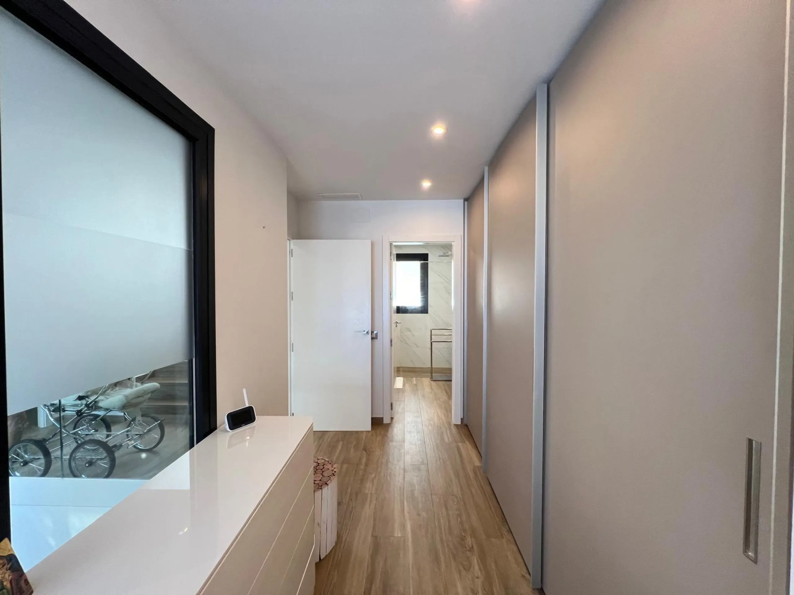 VILLA OBRA NUEVA! 3 DORMITORIOS. 3 BAÑOS. PARCELA 200 M2. PISCINA PROPIA. SOLARIUM. GARAJE.