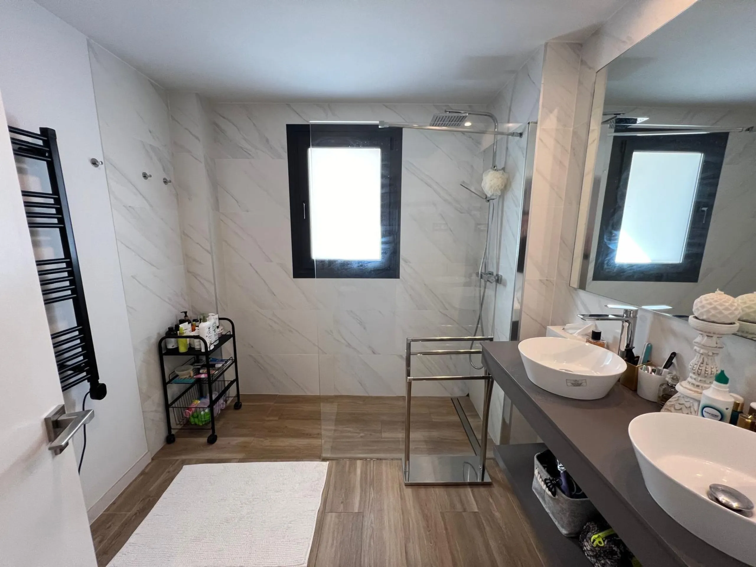 VILLA OBRA NUEVA! 3 DORMITORIOS. 3 BAÑOS. PARCELA 200 M2. PISCINA PROPIA. SOLARIUM. GARAJE.
