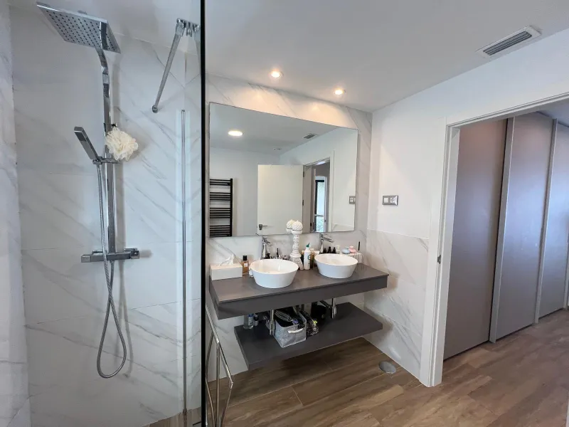VILLA OBRA NUEVA! 3 DORMITORIOS. 3 BAÑOS. PARCELA 200 M2. PISCINA PROPIA. SOLARIUM. GARAJE.