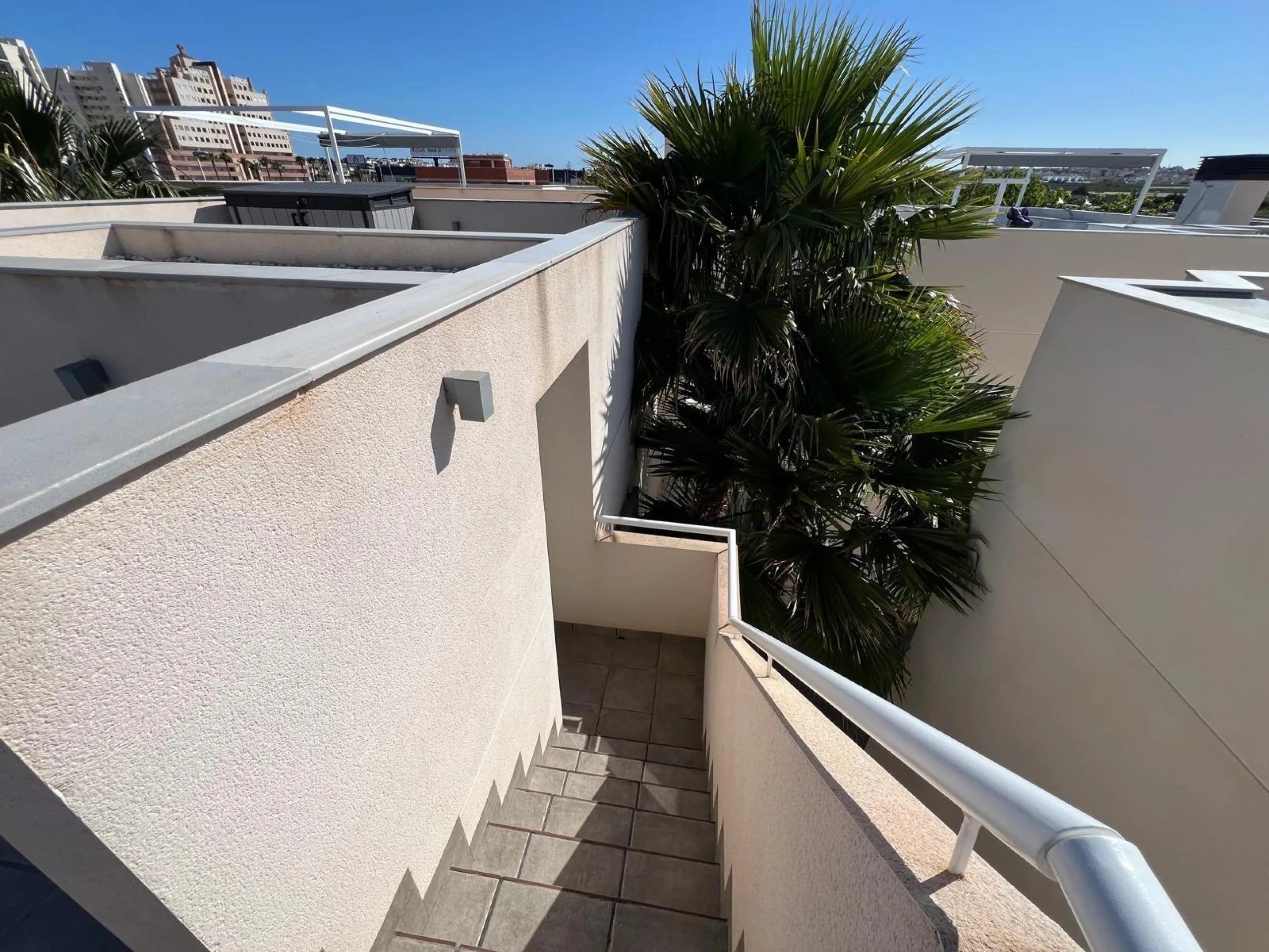 VILLA OBRA NUEVA! 3 DORMITORIOS. 3 BAÑOS. PARCELA 200 M2. PISCINA PROPIA. SOLARIUM. GARAJE.