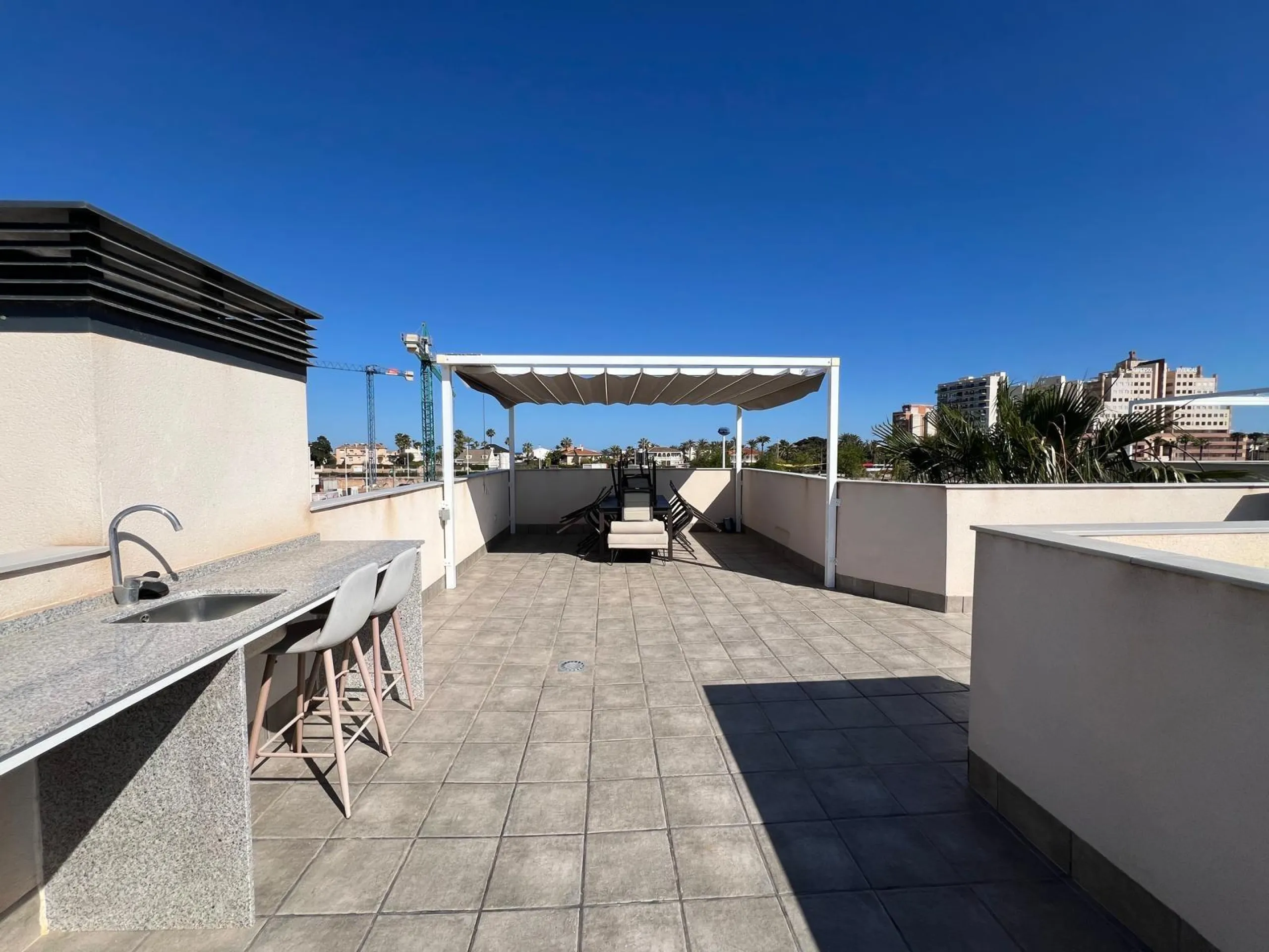 VILLA OBRA NUEVA! 3 DORMITORIOS. 3 BAÑOS. PARCELA 200 M2. PISCINA PROPIA. SOLARIUM. GARAJE.