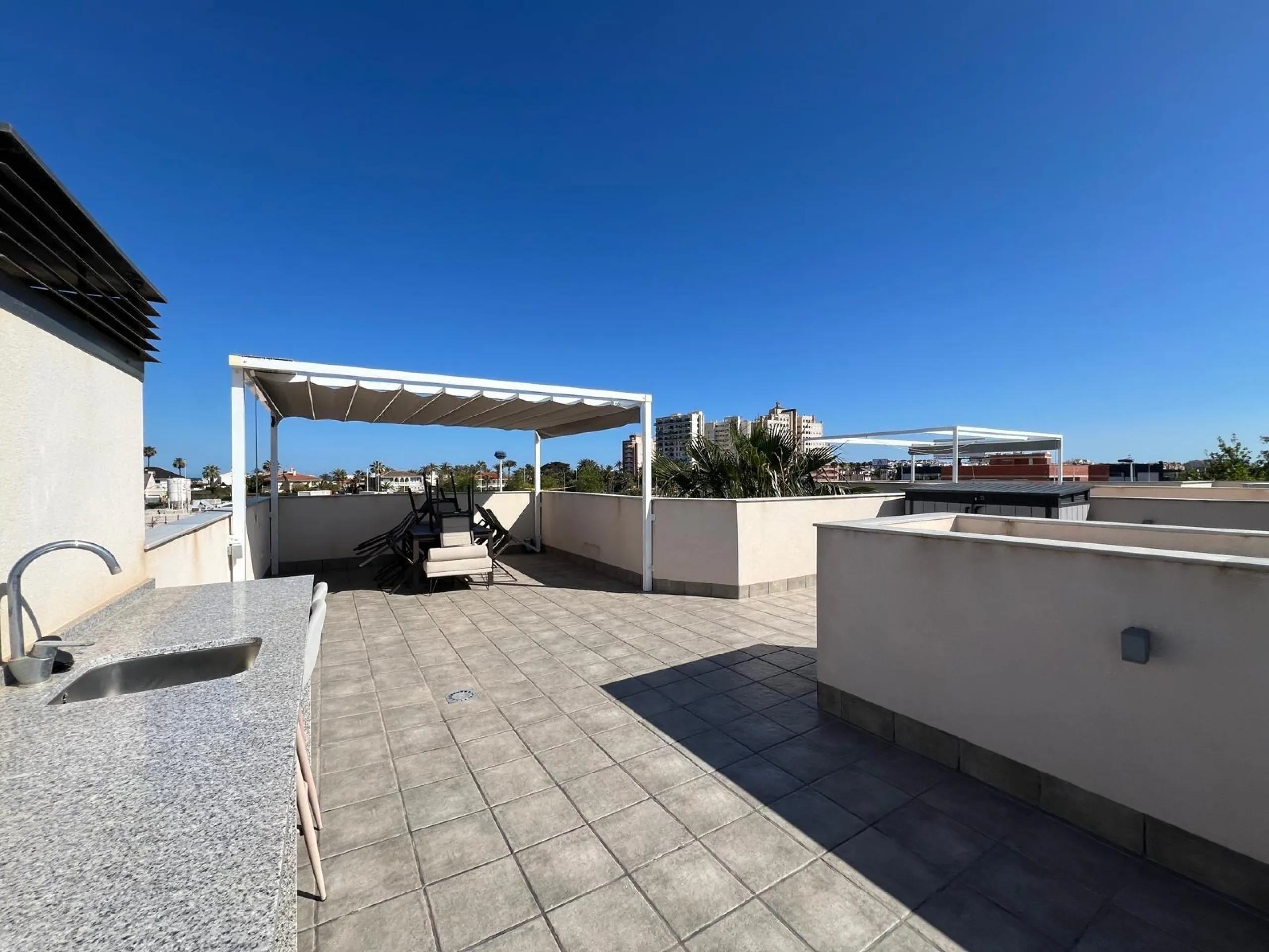 VILLA OBRA NUEVA! 3 DORMITORIOS. 3 BAÑOS. PARCELA 200 M2. PISCINA PROPIA. SOLARIUM. GARAJE.