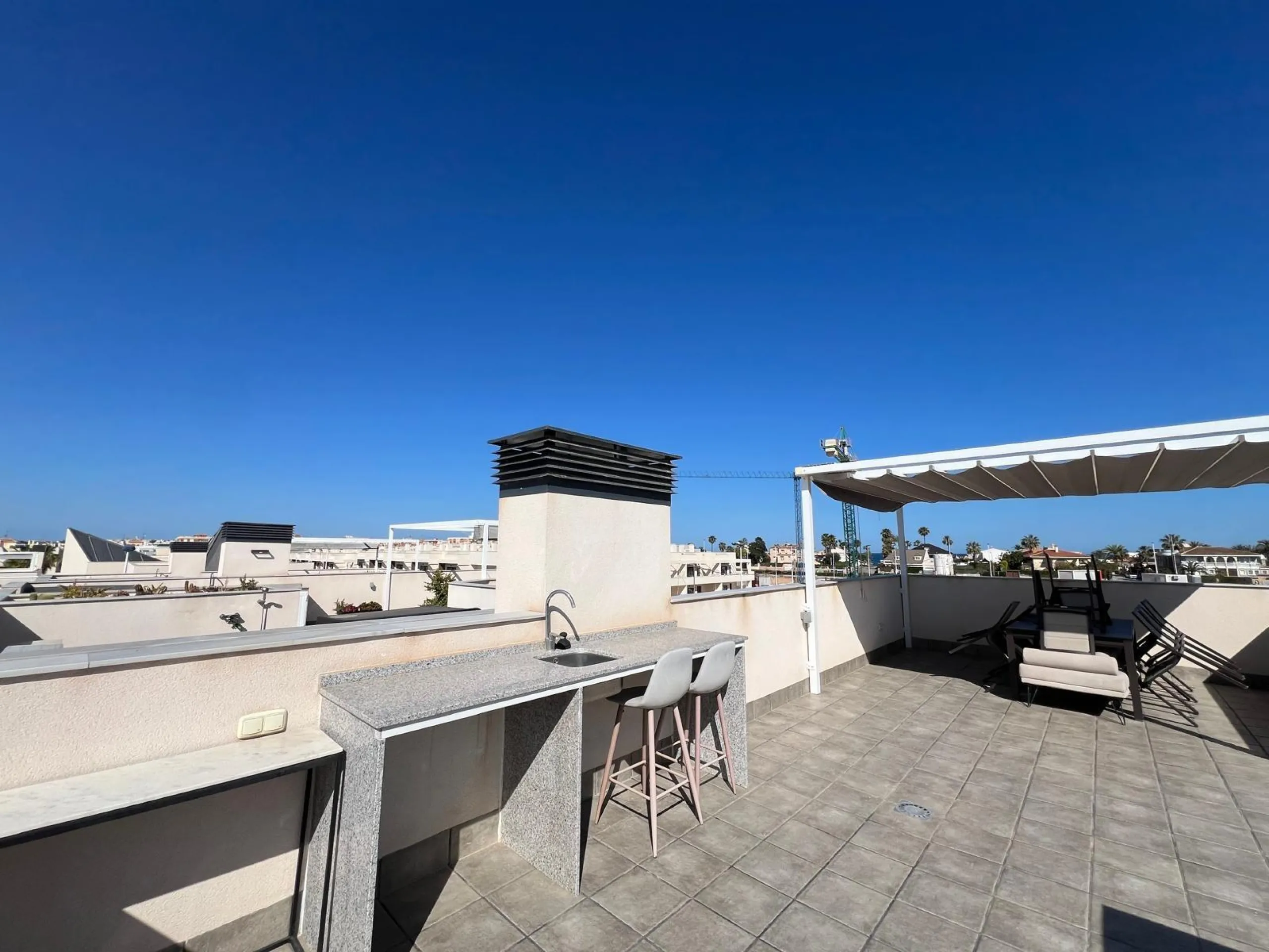 VILLA OBRA NUEVA! 3 DORMITORIOS. 3 BAÑOS. PARCELA 200 M2. PISCINA PROPIA. SOLARIUM. GARAJE.