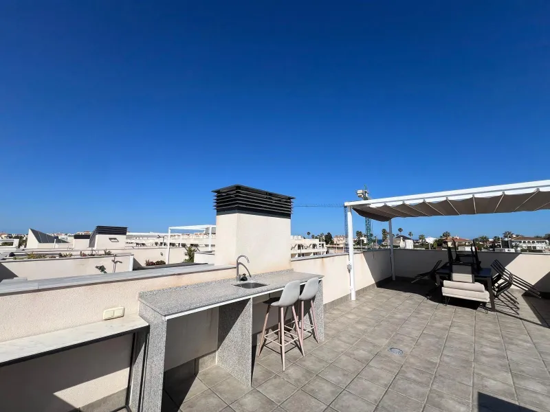 VILLA OBRA NUEVA! 3 DORMITORIOS. 3 BAÑOS. PARCELA 200 M2. PISCINA PROPIA. SOLARIUM. GARAJE.