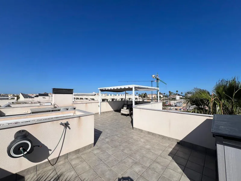 VILLA OBRA NUEVA! 3 DORMITORIOS. 3 BAÑOS. PARCELA 200 M2. PISCINA PROPIA. SOLARIUM. GARAJE.