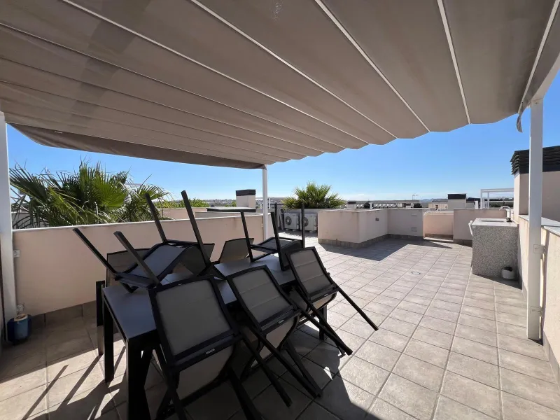 VILLA OBRA NUEVA! 3 DORMITORIOS. 3 BAÑOS. PARCELA 200 M2. PISCINA PROPIA. SOLARIUM. GARAJE.