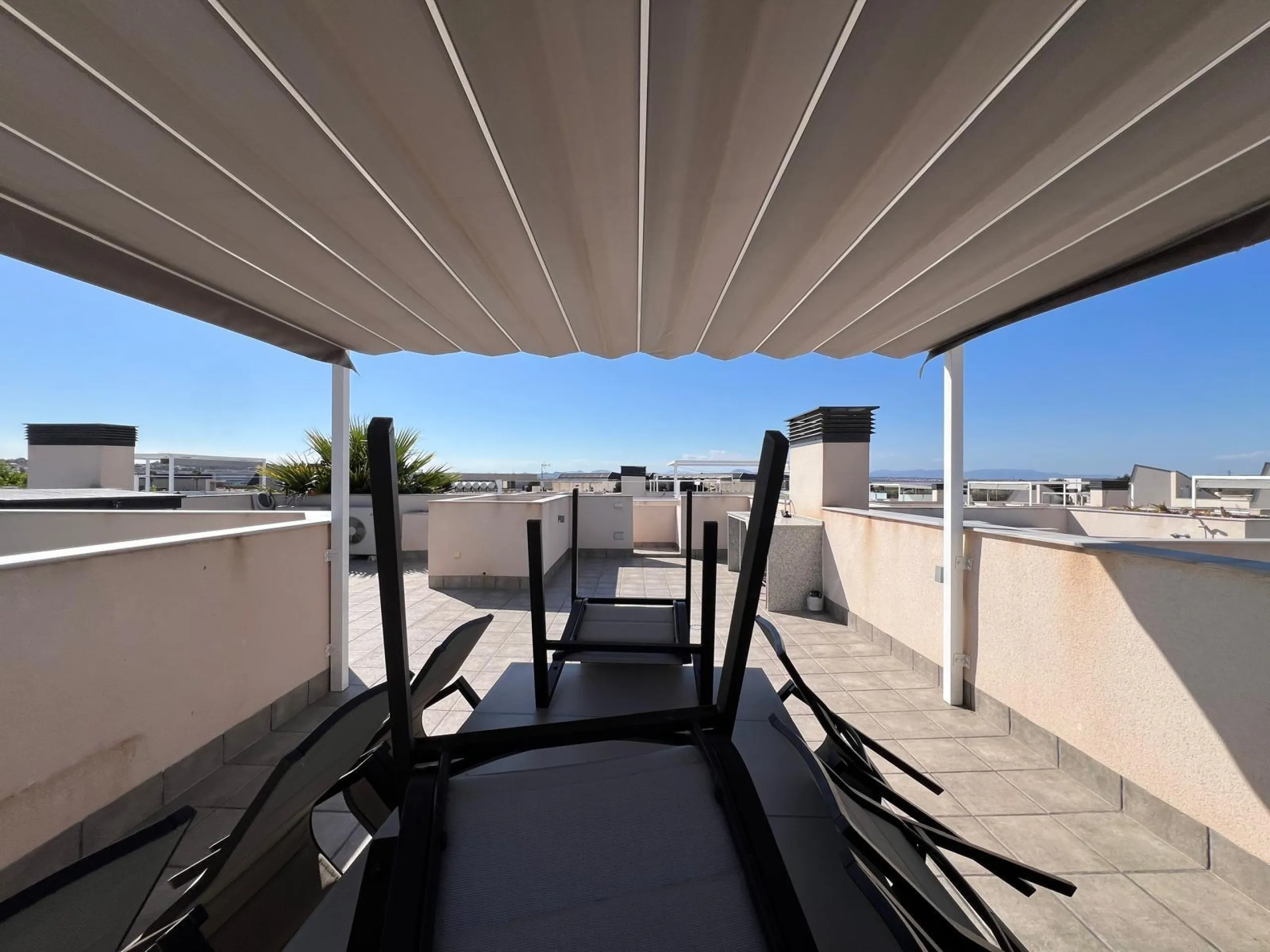 VILLA OBRA NUEVA! 3 DORMITORIOS. 3 BAÑOS. PARCELA 200 M2. PISCINA PROPIA. SOLARIUM. GARAJE.