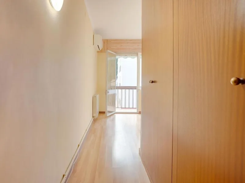 Bright Apartment with Terrace and Pool in the Beach Area of Sant Andreu de Llavaneres, Next to Port Balís
