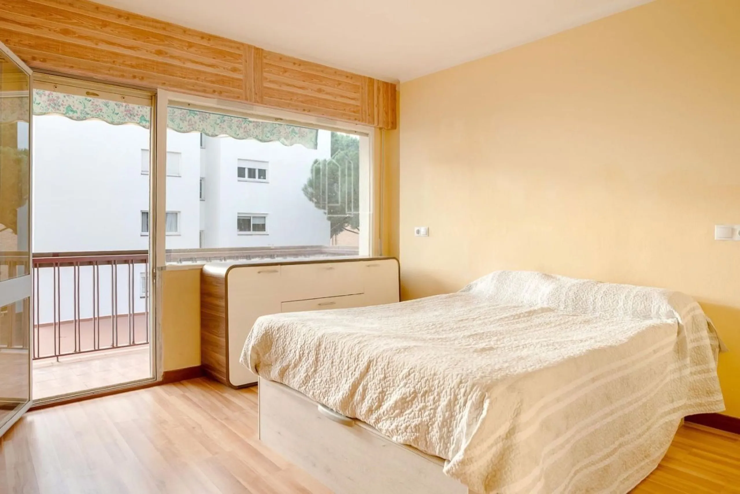 Bright Apartment with Terrace and Pool in the Beach Area of Sant Andreu de Llavaneres, Next to Port Balís