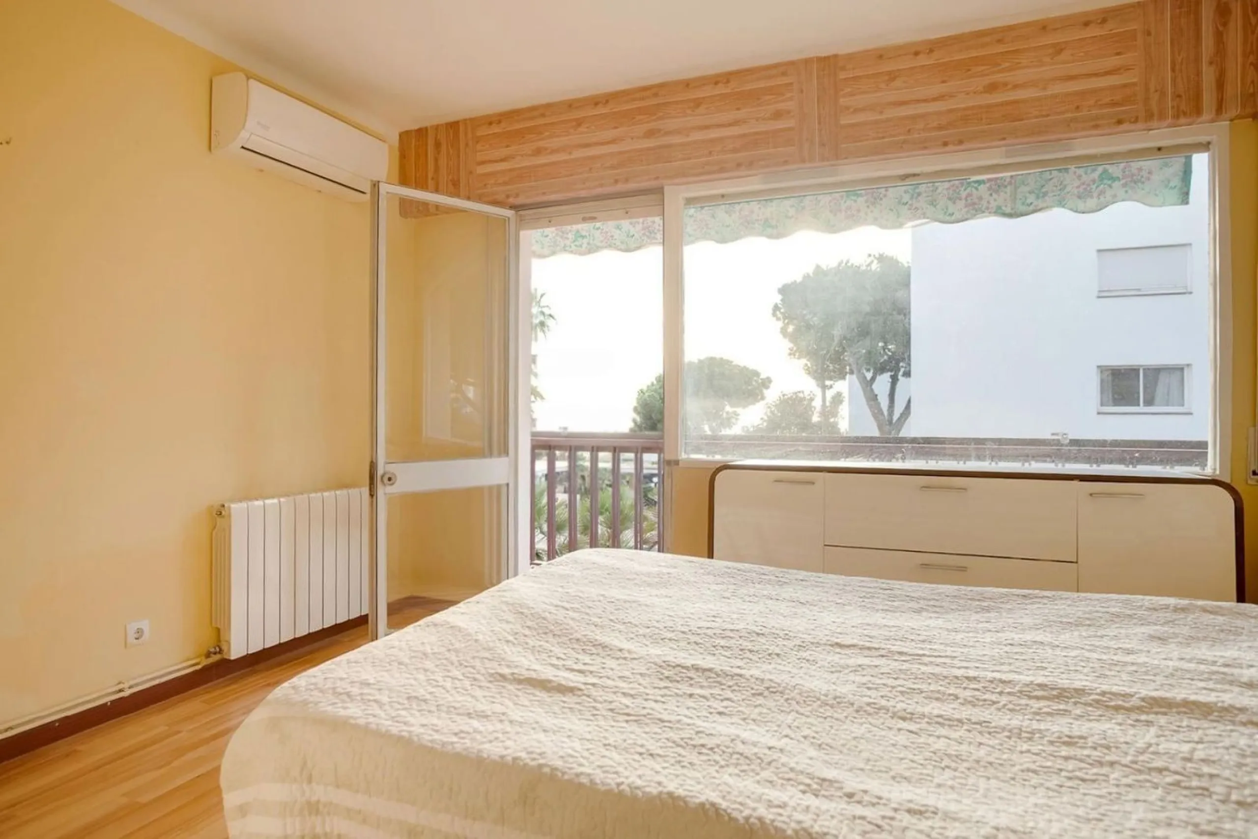 Bright Apartment with Terrace and Pool in the Beach Area of Sant Andreu de Llavaneres, Next to Port Balís