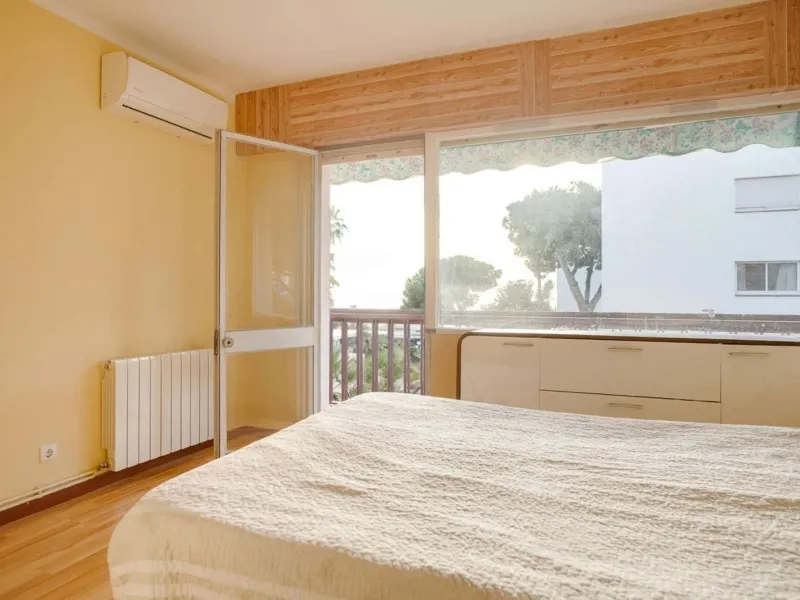 Bright Apartment with Terrace and Pool in the Beach Area of Sant Andreu de Llavaneres, Next to Port Balís
