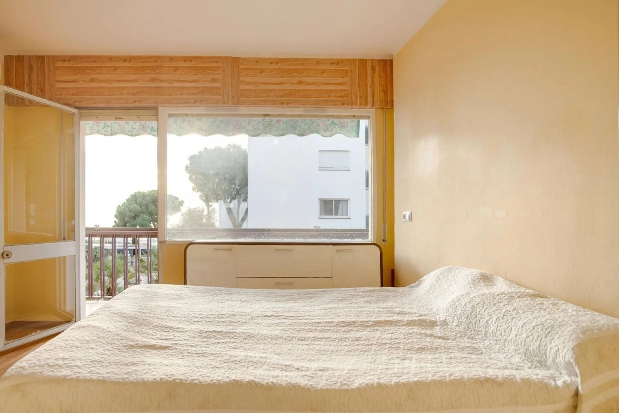 Bright Apartment with Terrace and Pool in the Beach Area of Sant Andreu de Llavaneres, Next to Port Balís