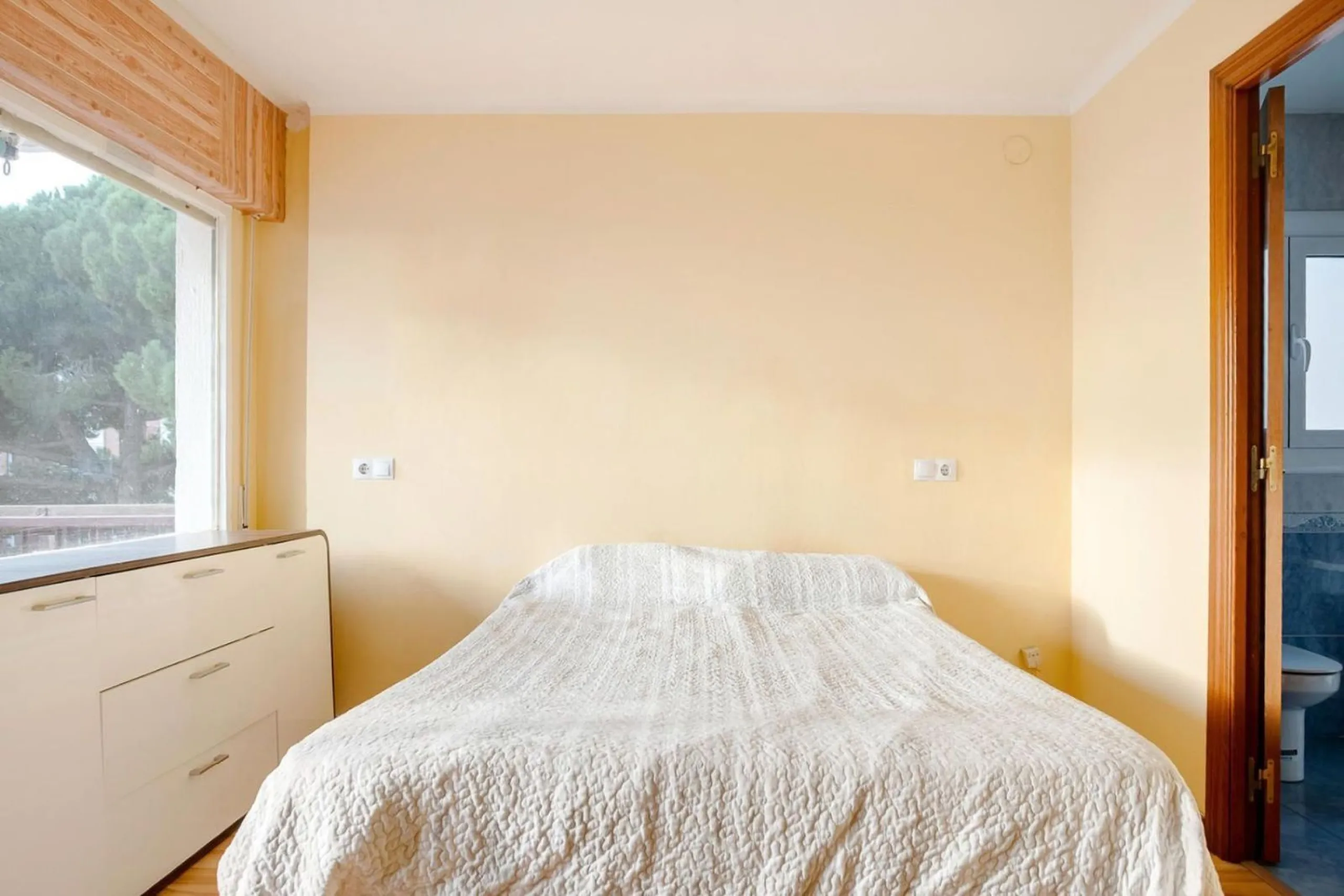 Bright Apartment with Terrace and Pool in the Beach Area of Sant Andreu de Llavaneres, Next to Port Balís