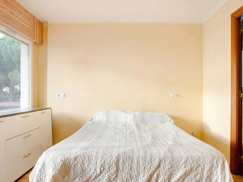 Bright Apartment with Terrace and Pool in the Beach Area of Sant Andreu de Llavaneres, Next to Port Balís