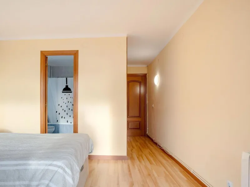 Bright Apartment with Terrace and Pool in the Beach Area of Sant Andreu de Llavaneres, Next to Port Balís