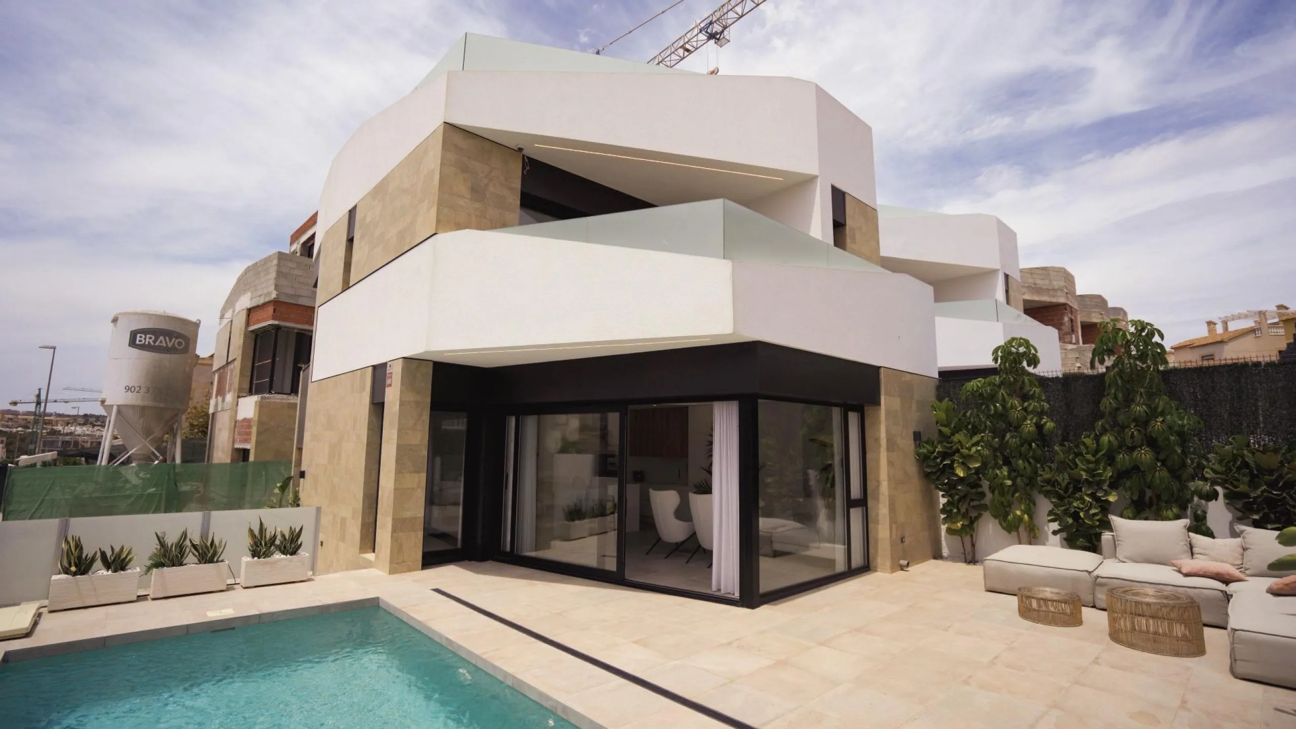 VILLAS DE LUJO! OBRA NUEVA DE ALTA CALIDAD! 3 DORMITORIOS. 3 BAÑOS. PISCINA PRIVADA. PARCELA 180M2.
