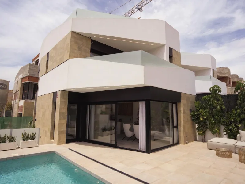 VILLAS DE LUJO! OBRA NUEVA DE ALTA CALIDAD! 3 DORMITORIOS. 3 BAÑOS. PISCINA PRIVADA. PARCELA 180M2.