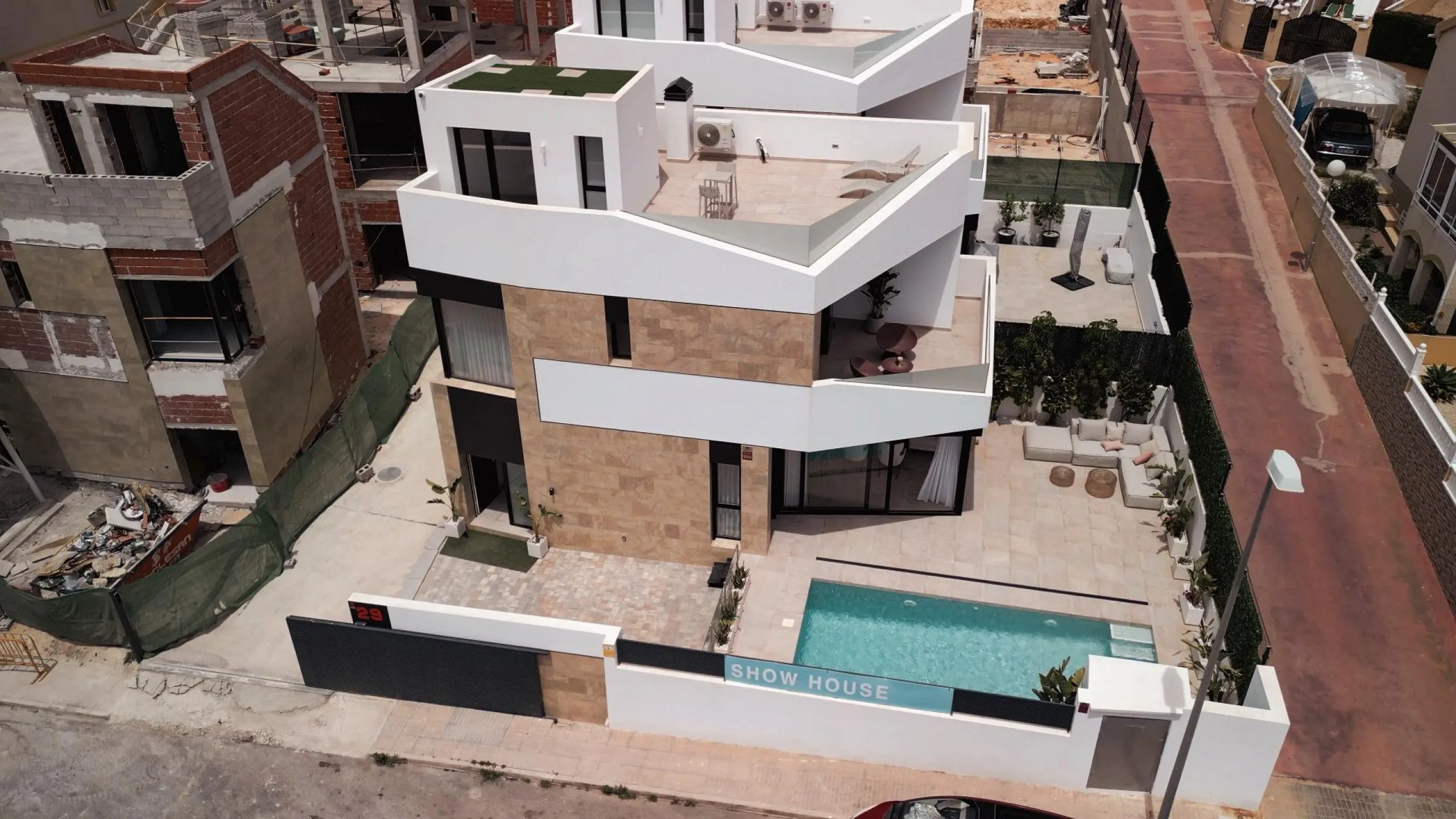 VILLAS DE LUJO! OBRA NUEVA DE ALTA CALIDAD! 3 DORMITORIOS. 3 BAÑOS. PISCINA PRIVADA. PARCELA 180M2.