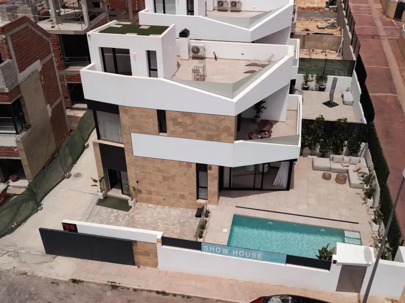 VILLAS DE LUJO! OBRA NUEVA DE ALTA CALIDAD! 3 DORMITORIOS. 3 BAÑOS. PISCINA PRIVADA. PARCELA 180M2.