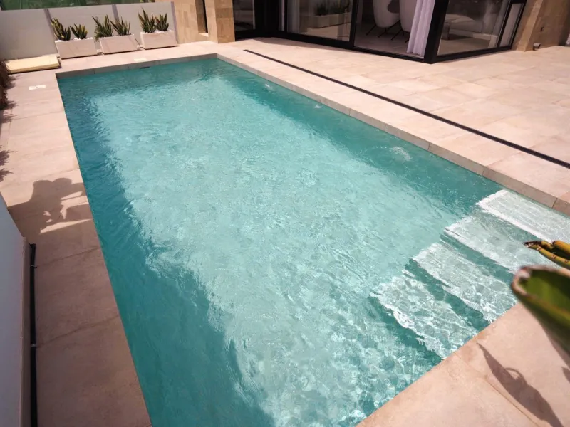 VILLAS DE LUJO! OBRA NUEVA DE ALTA CALIDAD! 3 DORMITORIOS. 3 BAÑOS. PISCINA PRIVADA. PARCELA 180M2.