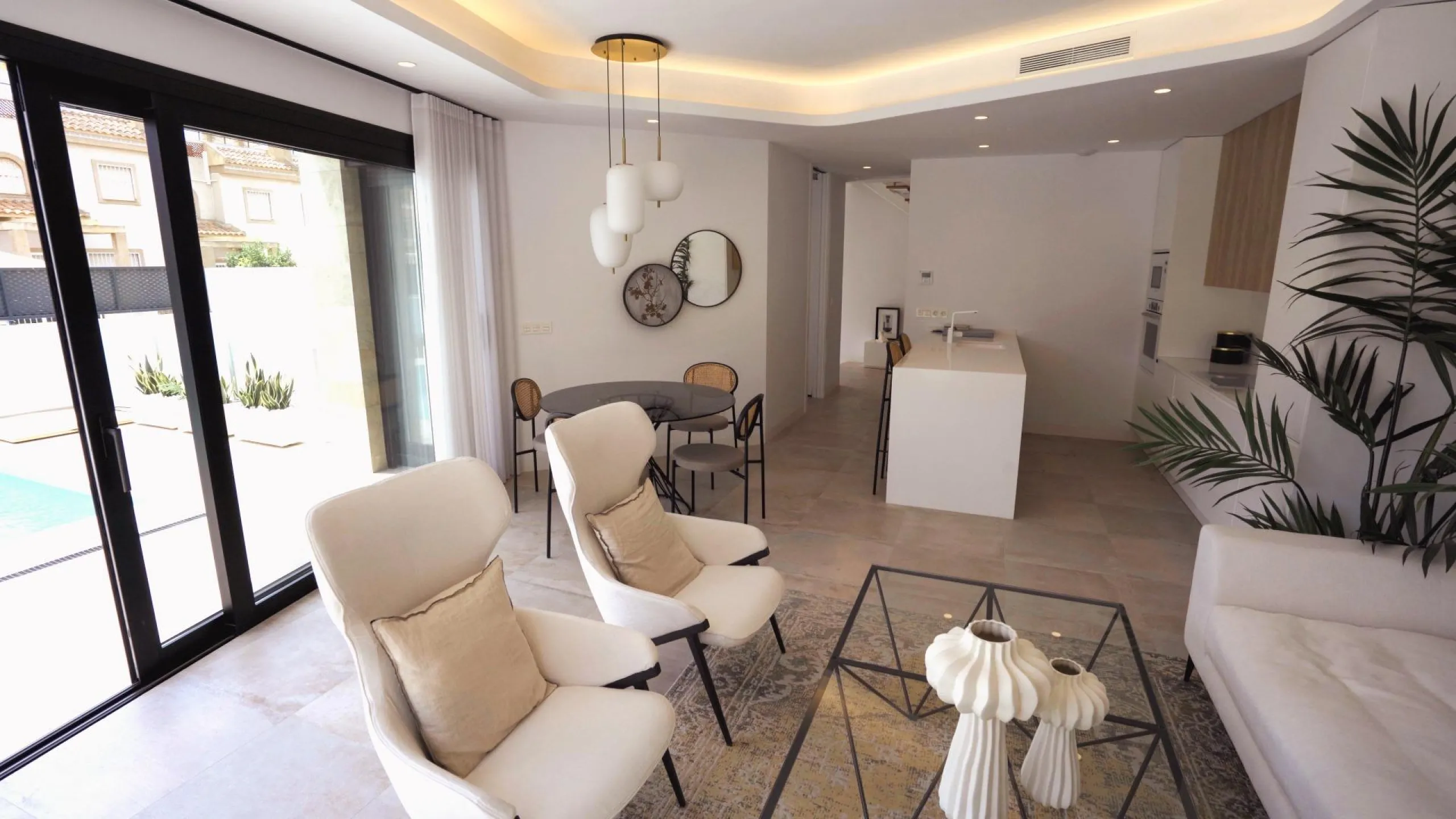 VILLAS DE LUJO! OBRA NUEVA DE ALTA CALIDAD! 3 DORMITORIOS. 3 BAÑOS. PISCINA PRIVADA. PARCELA 180M2.