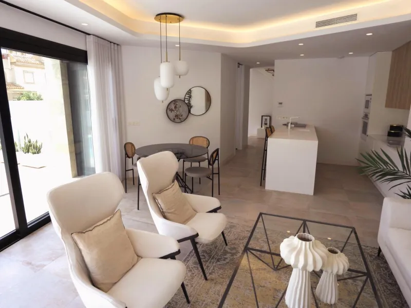 VILLAS DE LUJO! OBRA NUEVA DE ALTA CALIDAD! 3 DORMITORIOS. 3 BAÑOS. PISCINA PRIVADA. PARCELA 180M2.