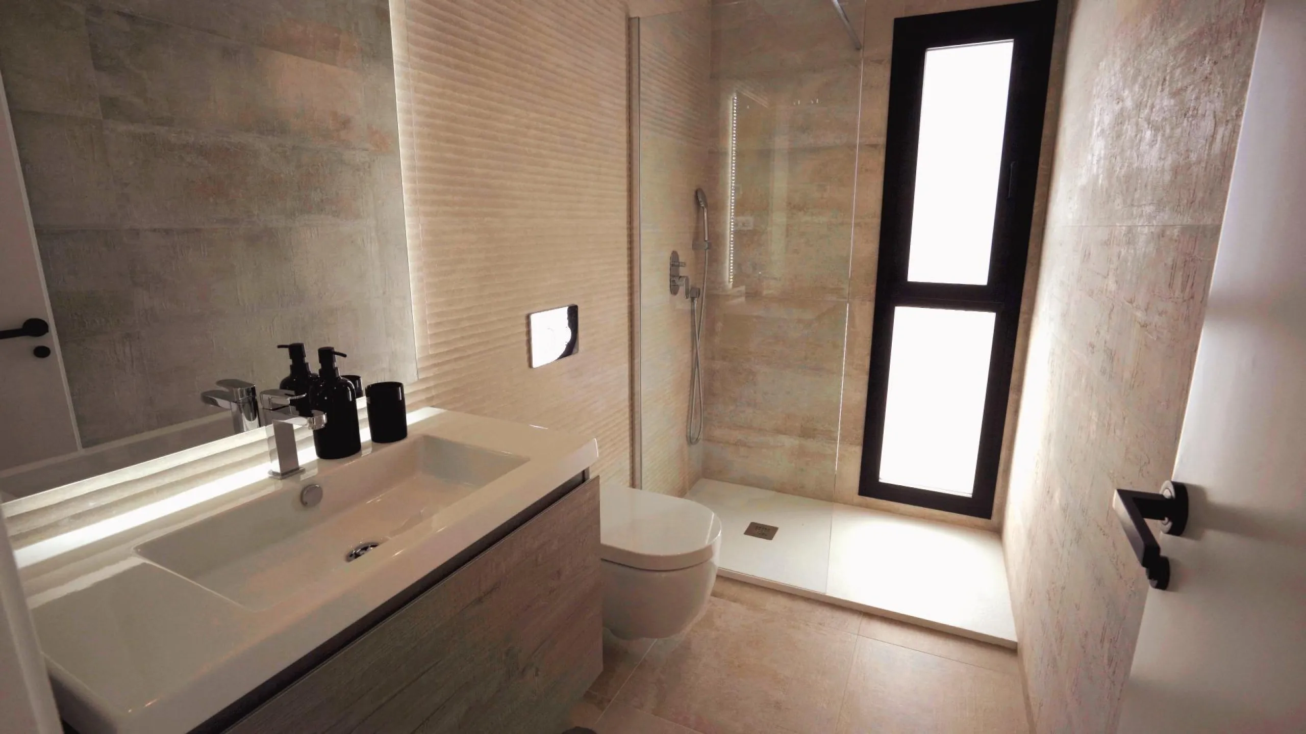 VILLAS DE LUJO! OBRA NUEVA DE ALTA CALIDAD! 3 DORMITORIOS. 3 BAÑOS. PISCINA PRIVADA. PARCELA 180M2.
