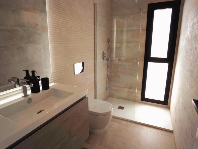 VILLAS DE LUJO! OBRA NUEVA DE ALTA CALIDAD! 3 DORMITORIOS. 3 BAÑOS. PISCINA PRIVADA. PARCELA 180M2.