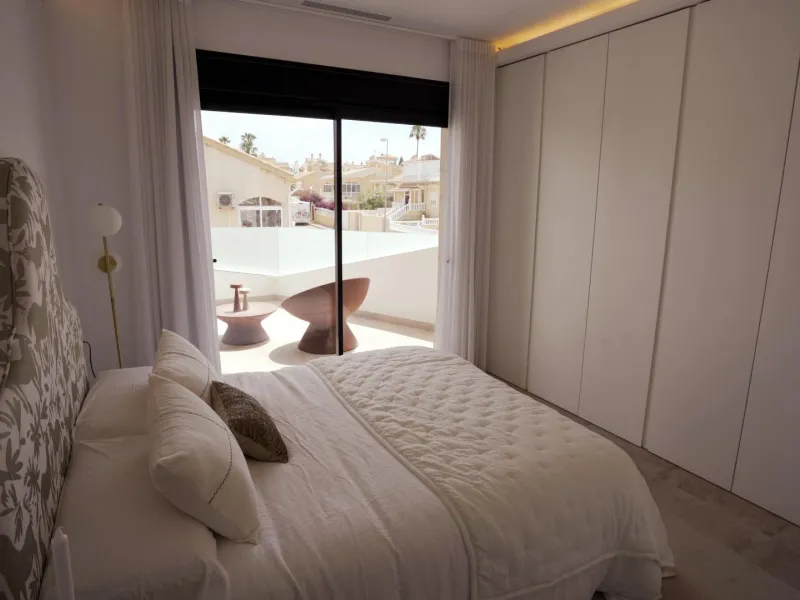 VILLAS DE LUJO! OBRA NUEVA DE ALTA CALIDAD! 3 DORMITORIOS. 3 BAÑOS. PISCINA PRIVADA. PARCELA 180M2.