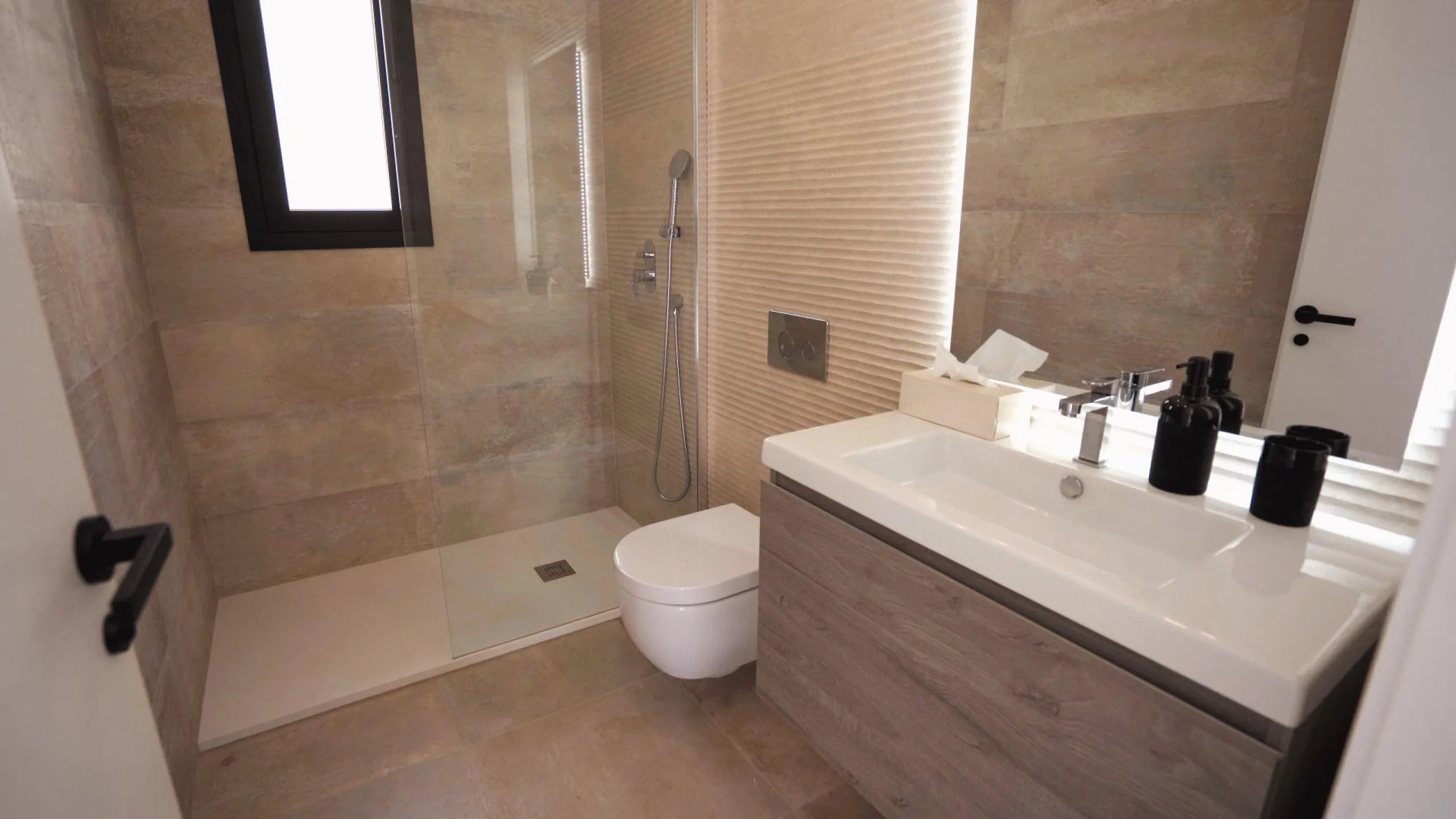 VILLAS DE LUJO! OBRA NUEVA DE ALTA CALIDAD! 3 DORMITORIOS. 3 BAÑOS. PISCINA PRIVADA. PARCELA 180M2.