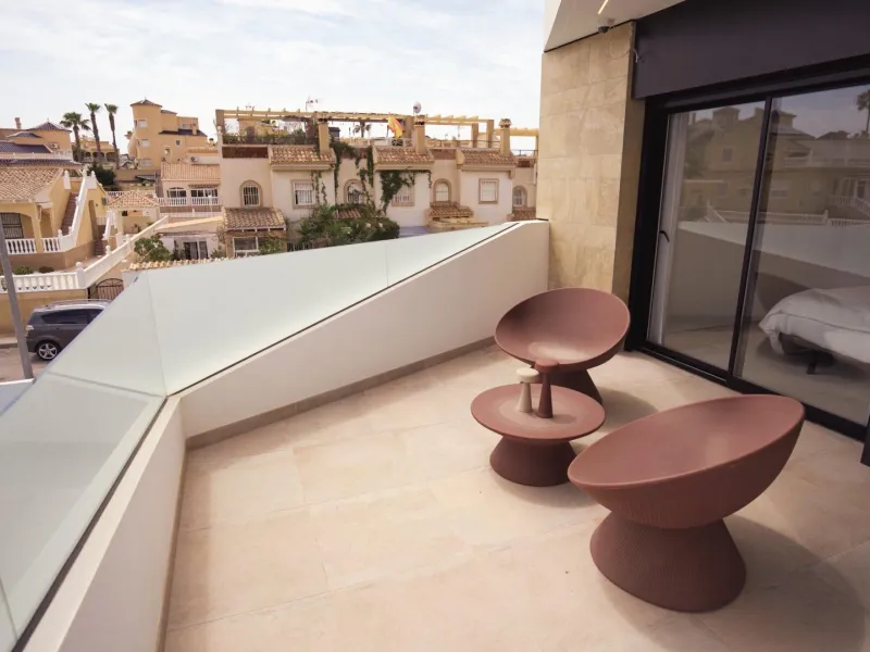 VILLAS DE LUJO! OBRA NUEVA DE ALTA CALIDAD! 3 DORMITORIOS. 3 BAÑOS. PISCINA PRIVADA. PARCELA 180M2.