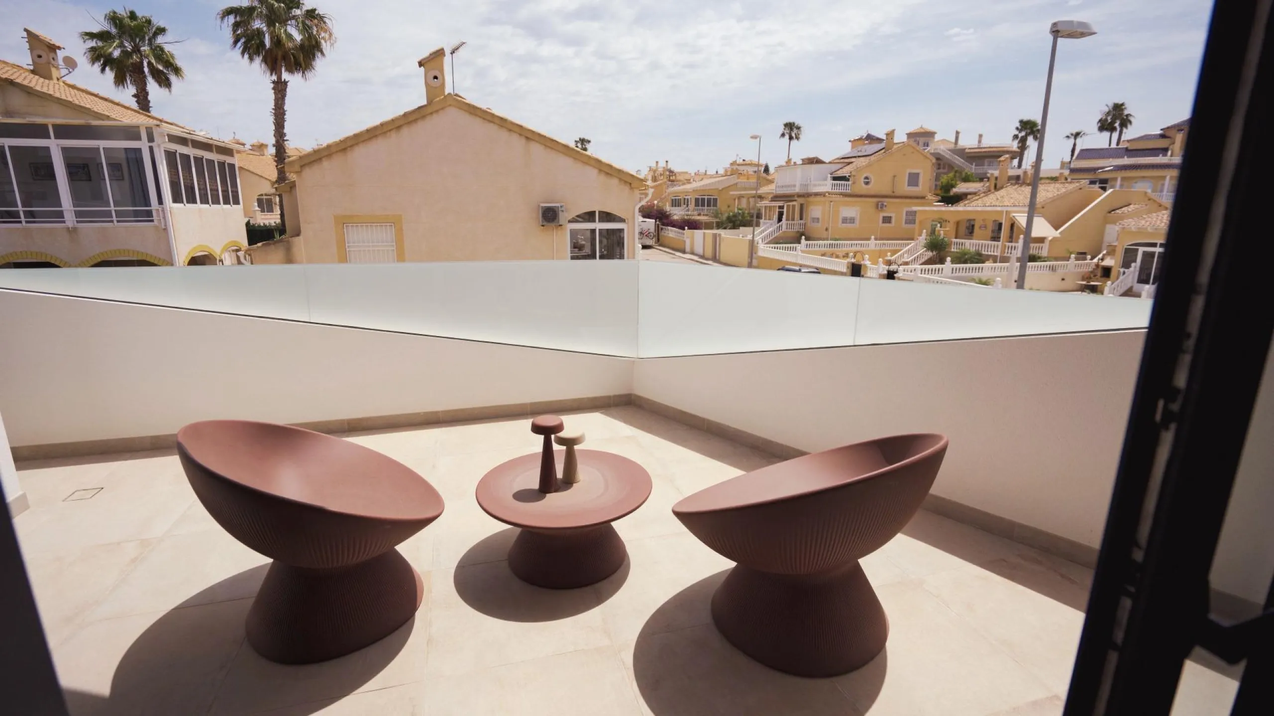 VILLAS DE LUJO! OBRA NUEVA DE ALTA CALIDAD! 3 DORMITORIOS. 3 BAÑOS. PISCINA PRIVADA. PARCELA 180M2.